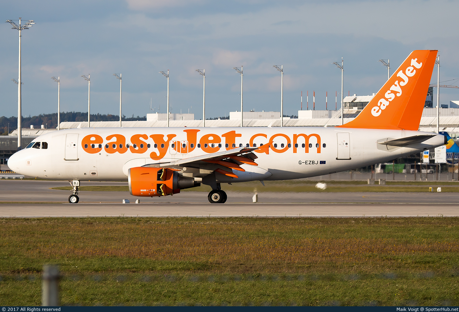 Photo of G-EZBJ - Airbus A319-111 operated by easyJet