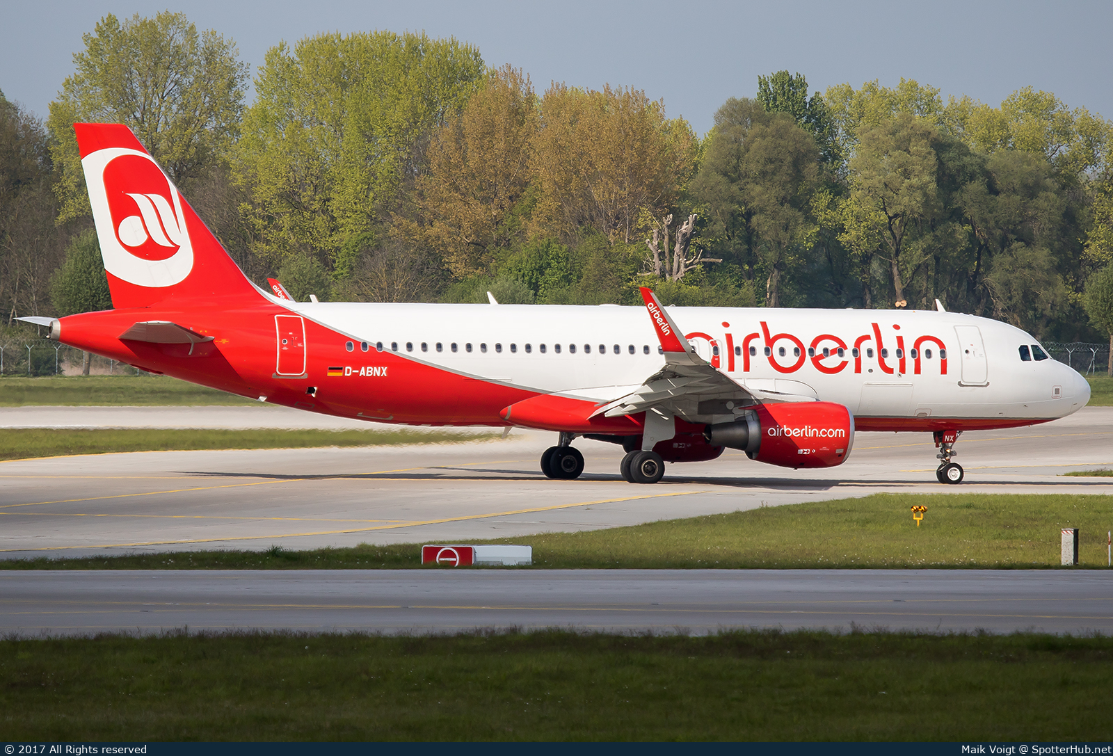 Photo of D-ABNX - Airbus A320-214 operated by Air Berlin