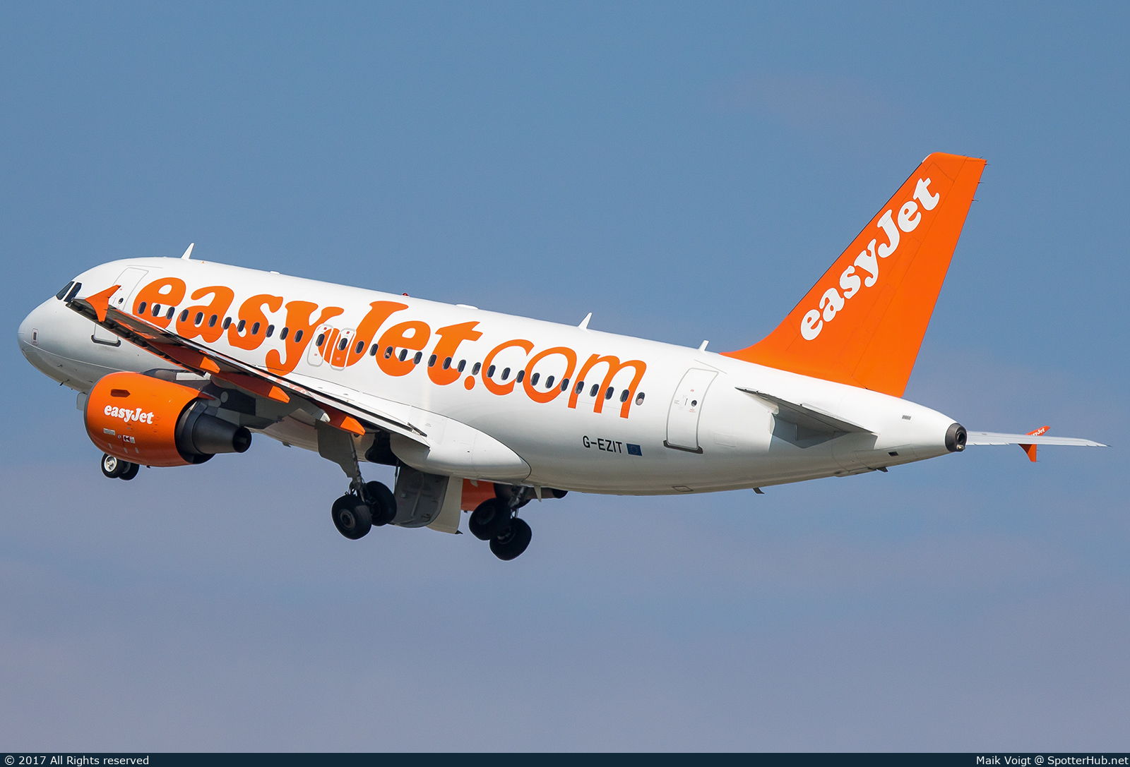 Photo of G-EZIT - Airbus A319-111 operated by easyJet