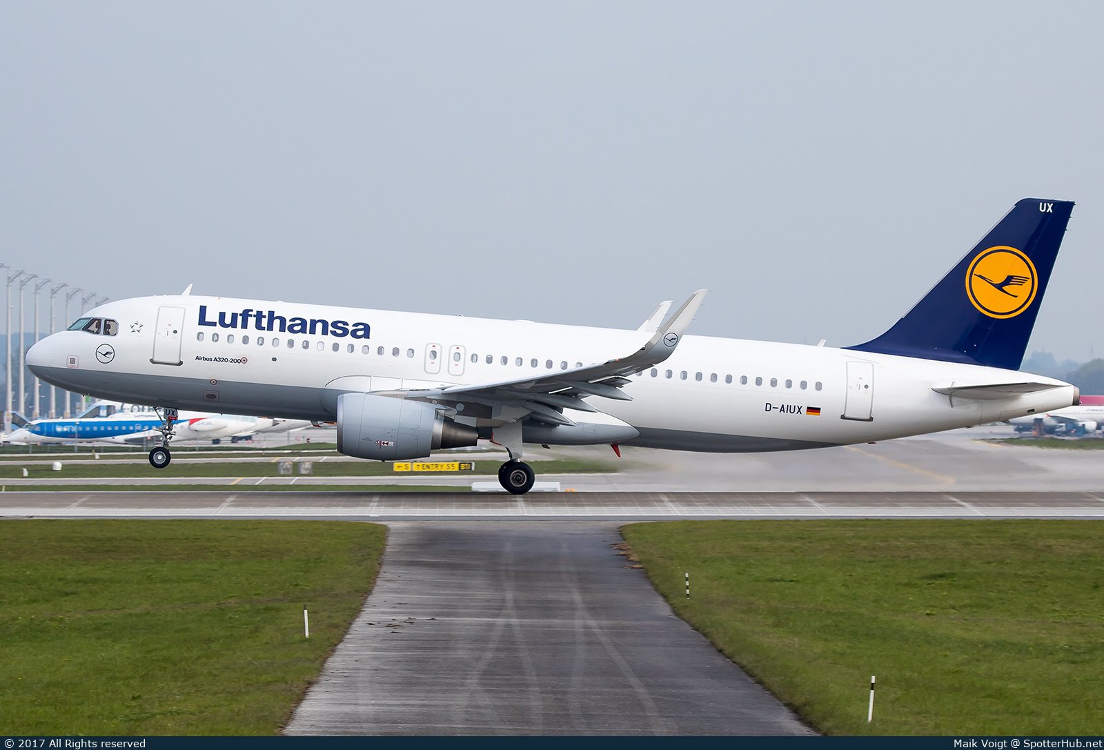 Photo of D-AIUX - Airbus A320-214 operated by Lufthansa