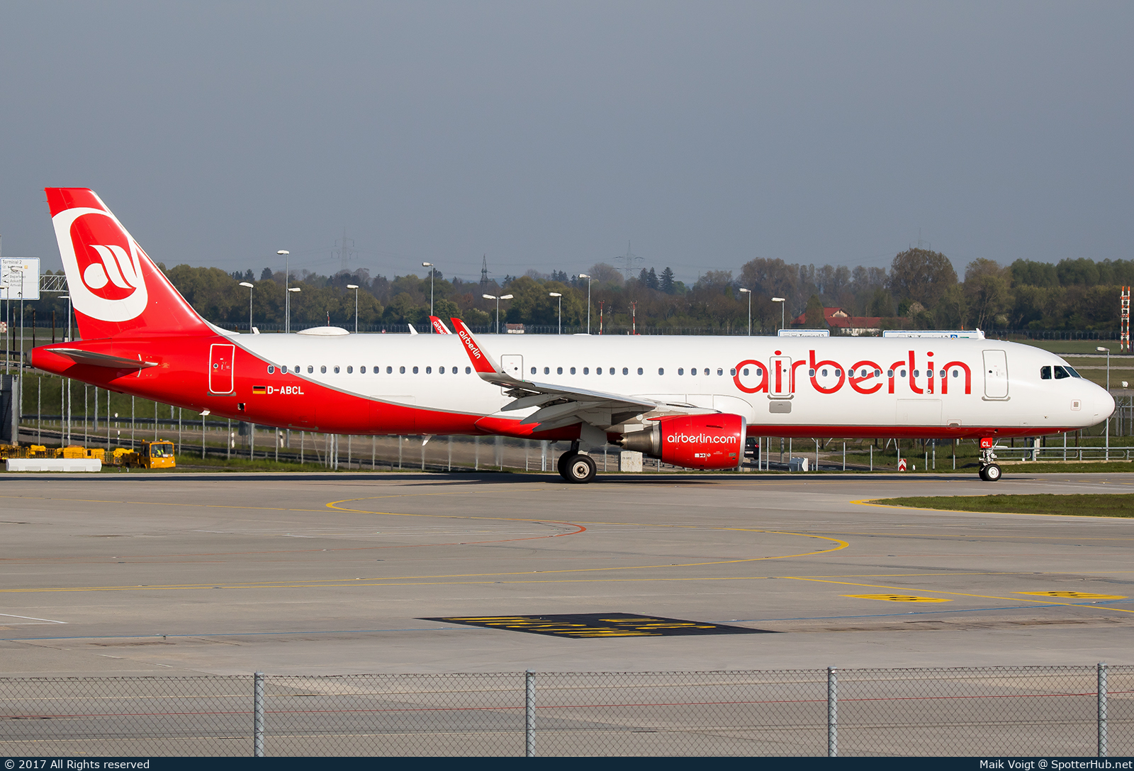 Photo of D-ABCL - Airbus A321-211 operated by Air Berlin