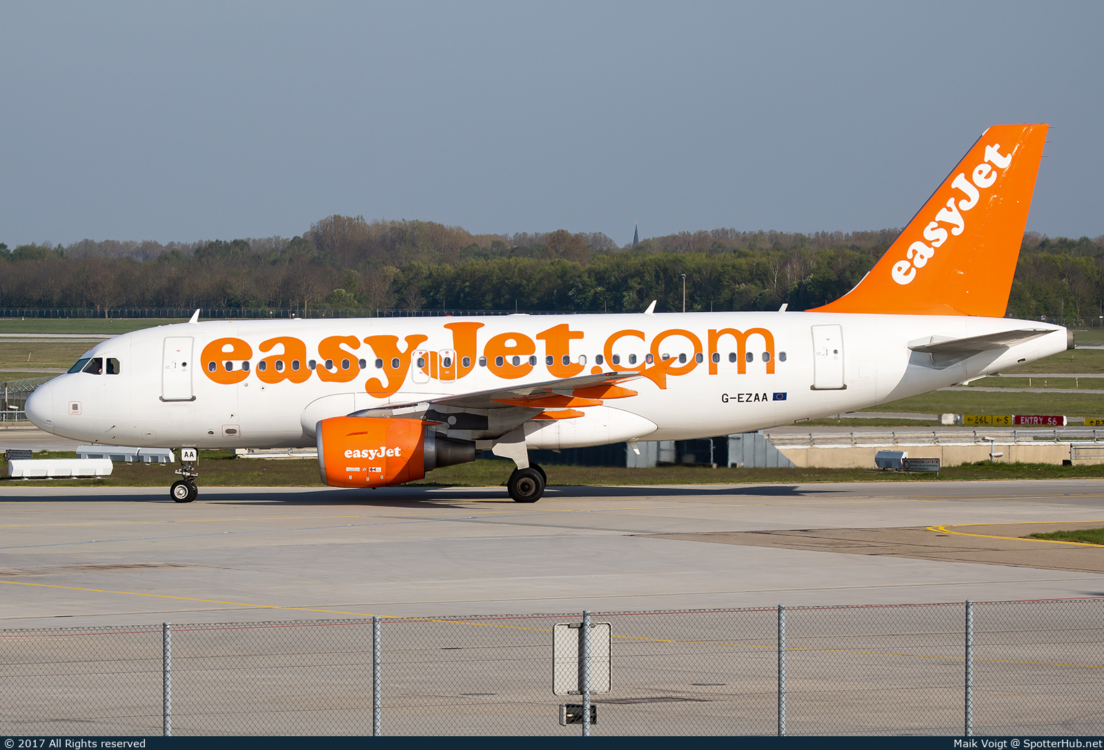 Photo of G-EZAA - Airbus A319-111 operated by easyJet
