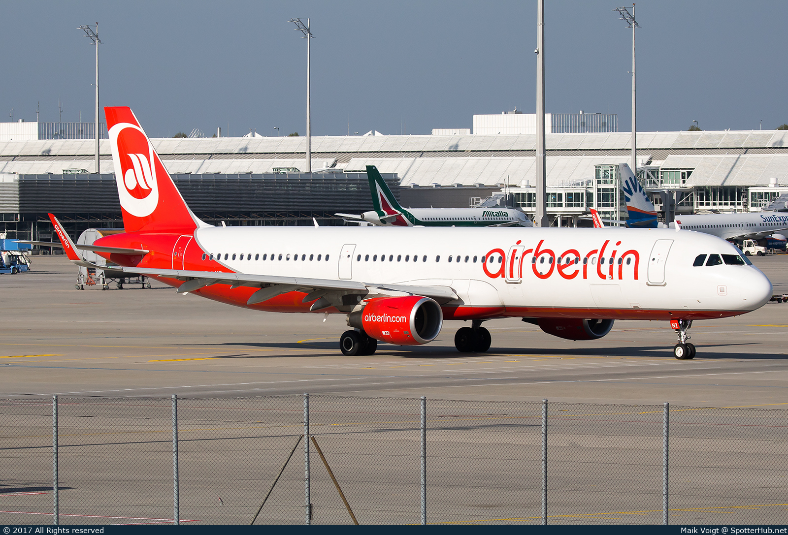 Photo of OE-LNZ - Airbus A321-211 operated by Air Berlin (opb Niki)