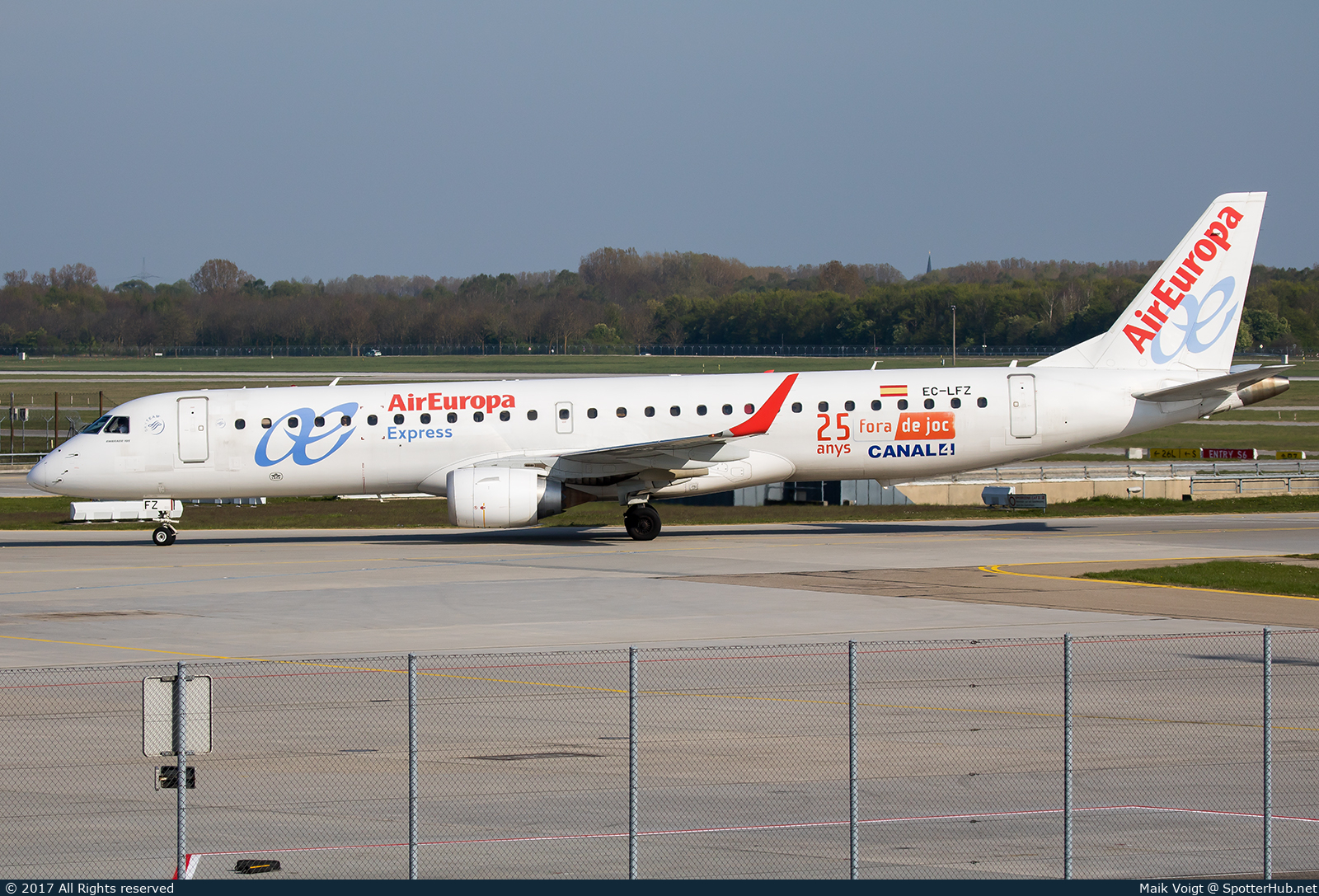 Photo of EC-LFZ - Embraer ERJ-195LR operated by Air Europa Express (opb Aeronova)