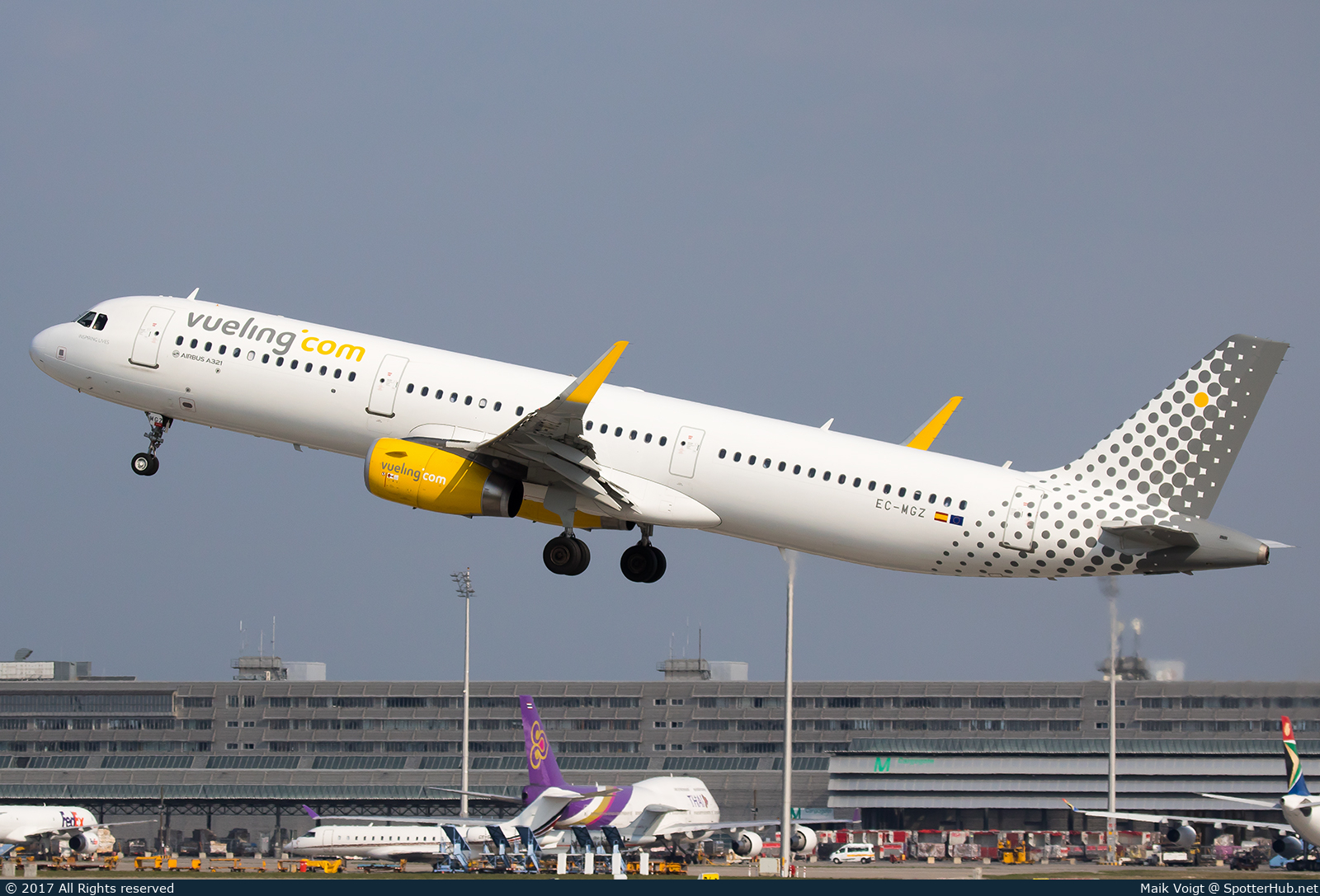 Photo of EC-MGZ - Airbus A321-231 operated by Vueling