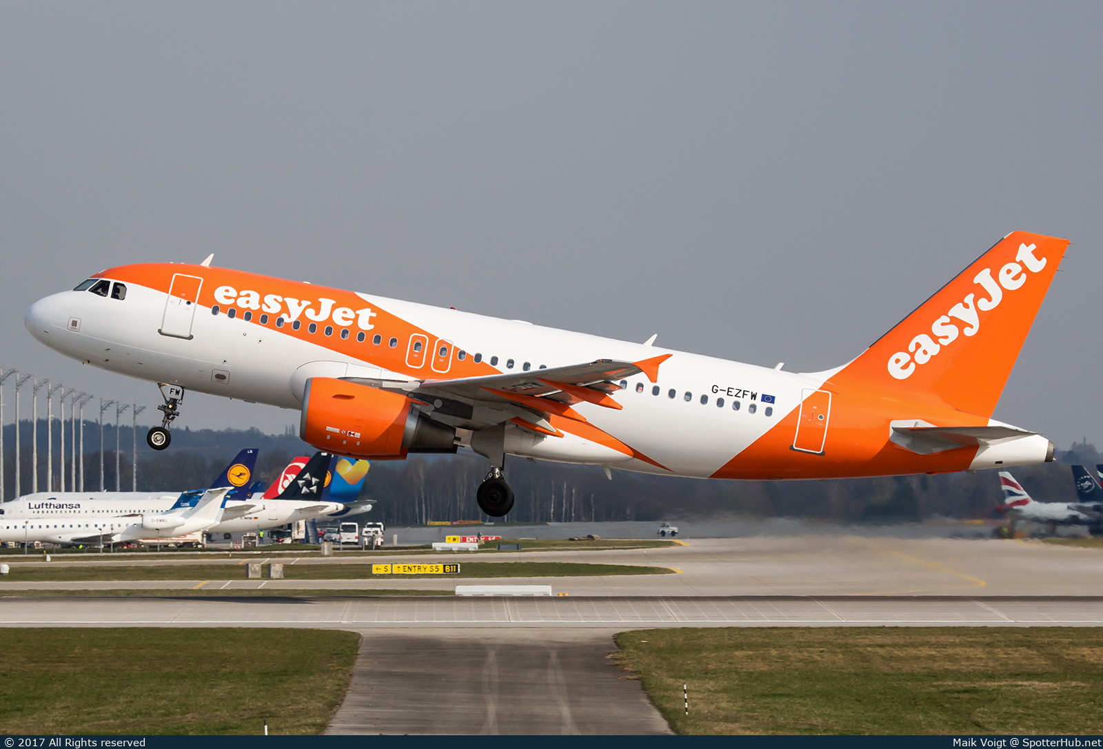 Photo of G-EZFH - Airbus A319-111 operated by easyJet