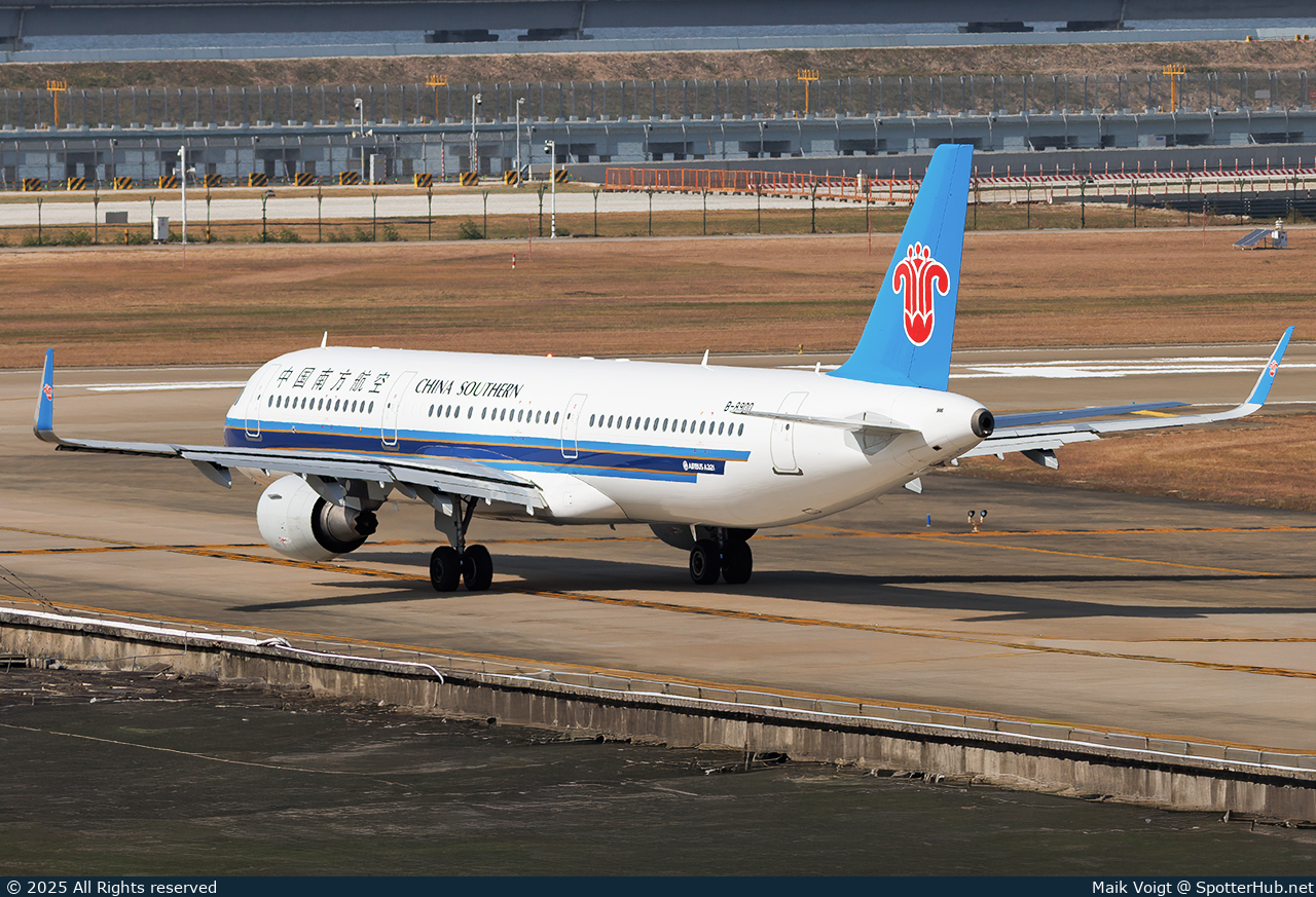 Photo of B-8900 - Airbus A321-211 operated by China Southern Airlines