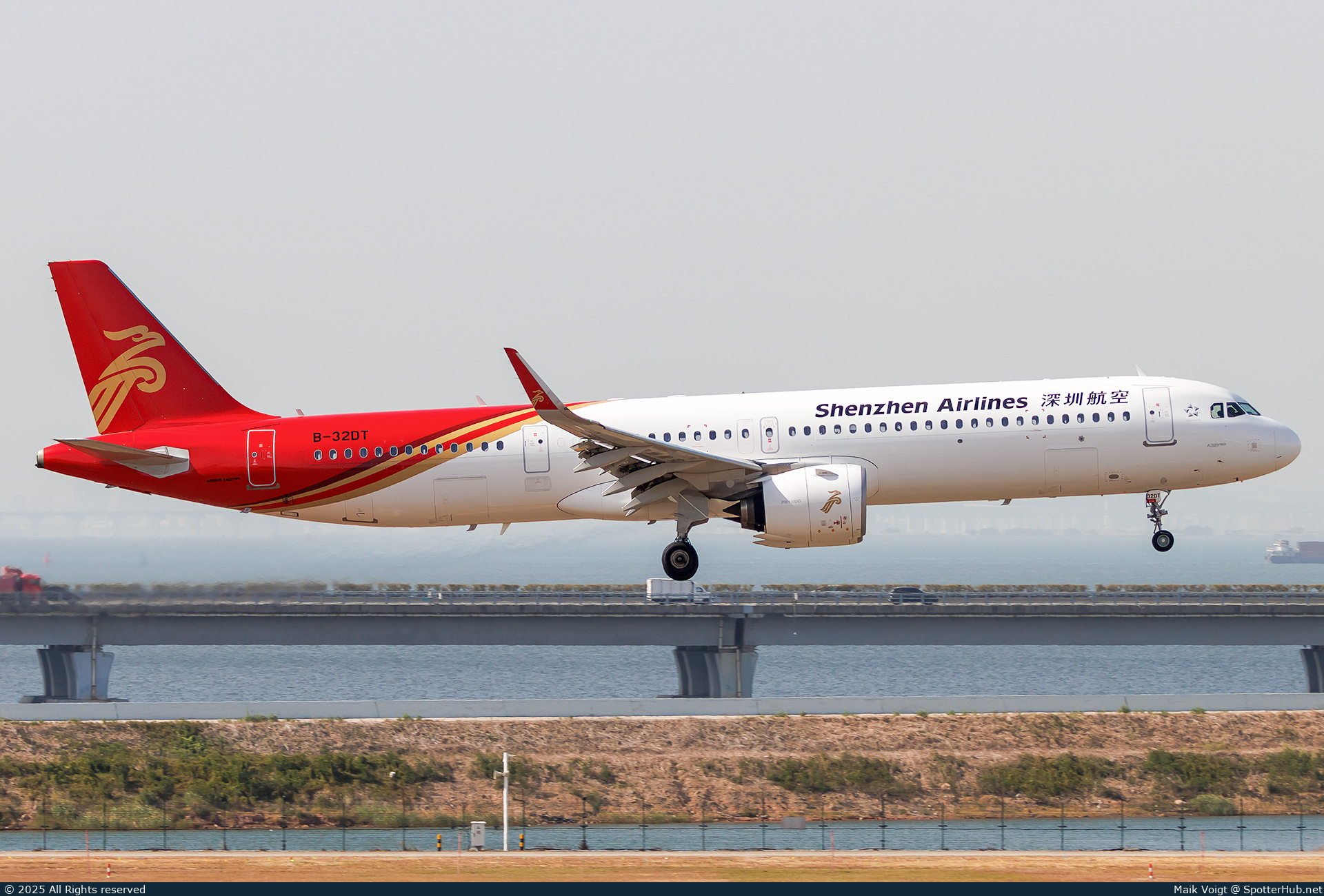 Photo of B-32DT - Airbus A321-271NX operated by Shenzhen Airlines