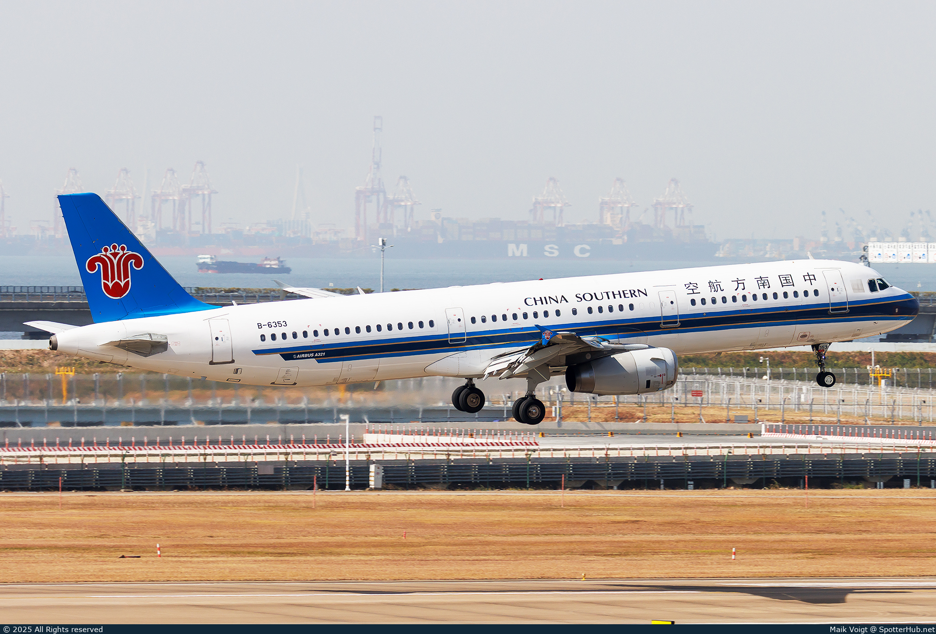 Photo of B-6353 - Airbus A321-231 operated by China Southern Airlines