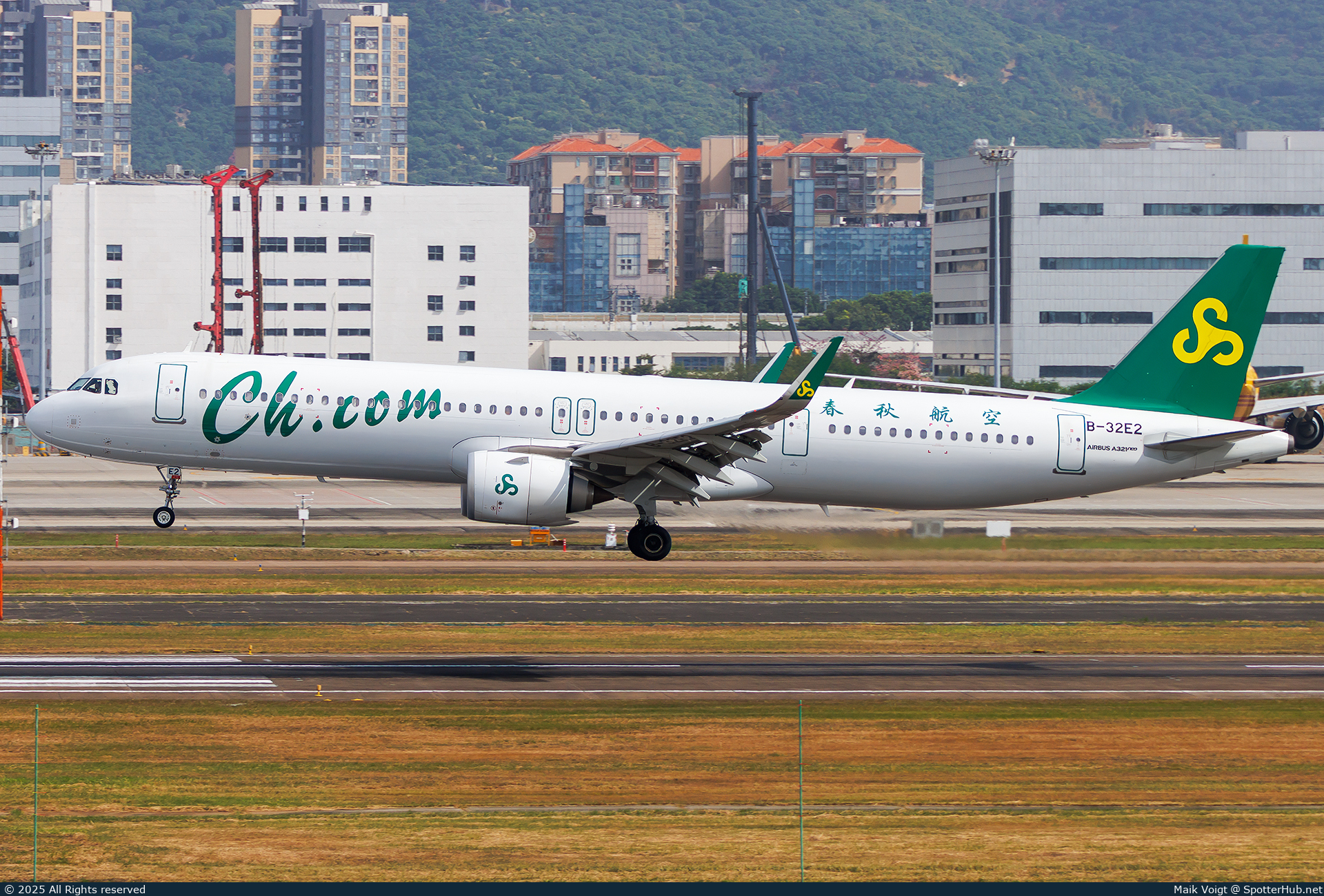 Photo of B-32E2 - Airbus A321-253NX operated by Spring Airlines