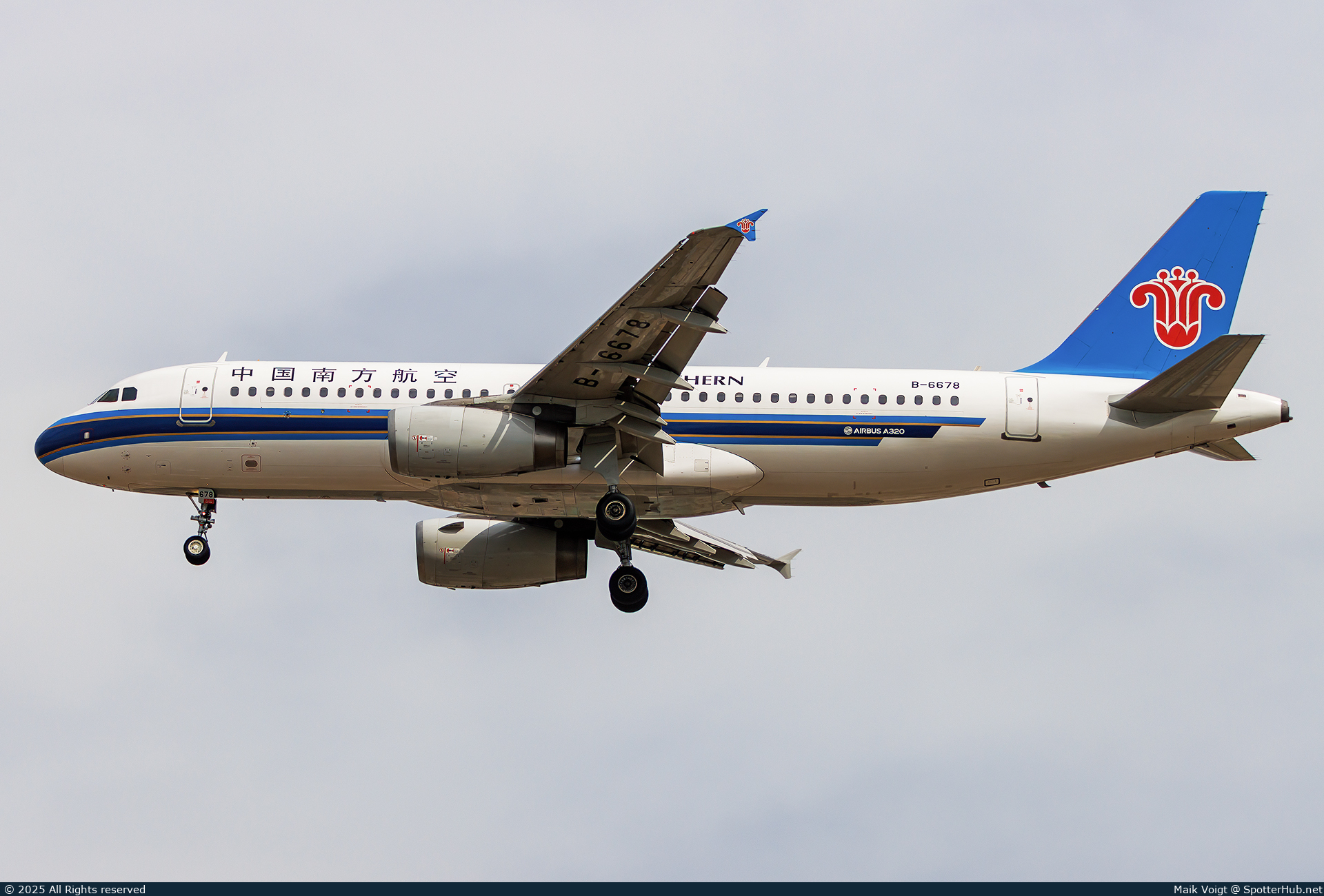 Photo of B-6678 - Airbus A320-232 operated by China Southern Airlines
