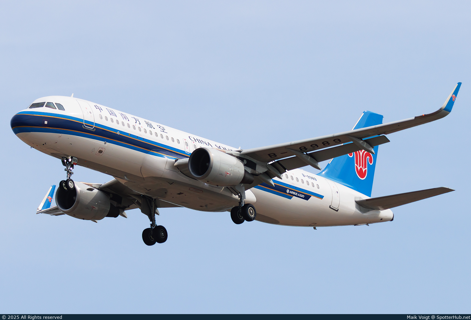 Photo of B-8989 - Airbus A320-214 operated by China Southern Airlines