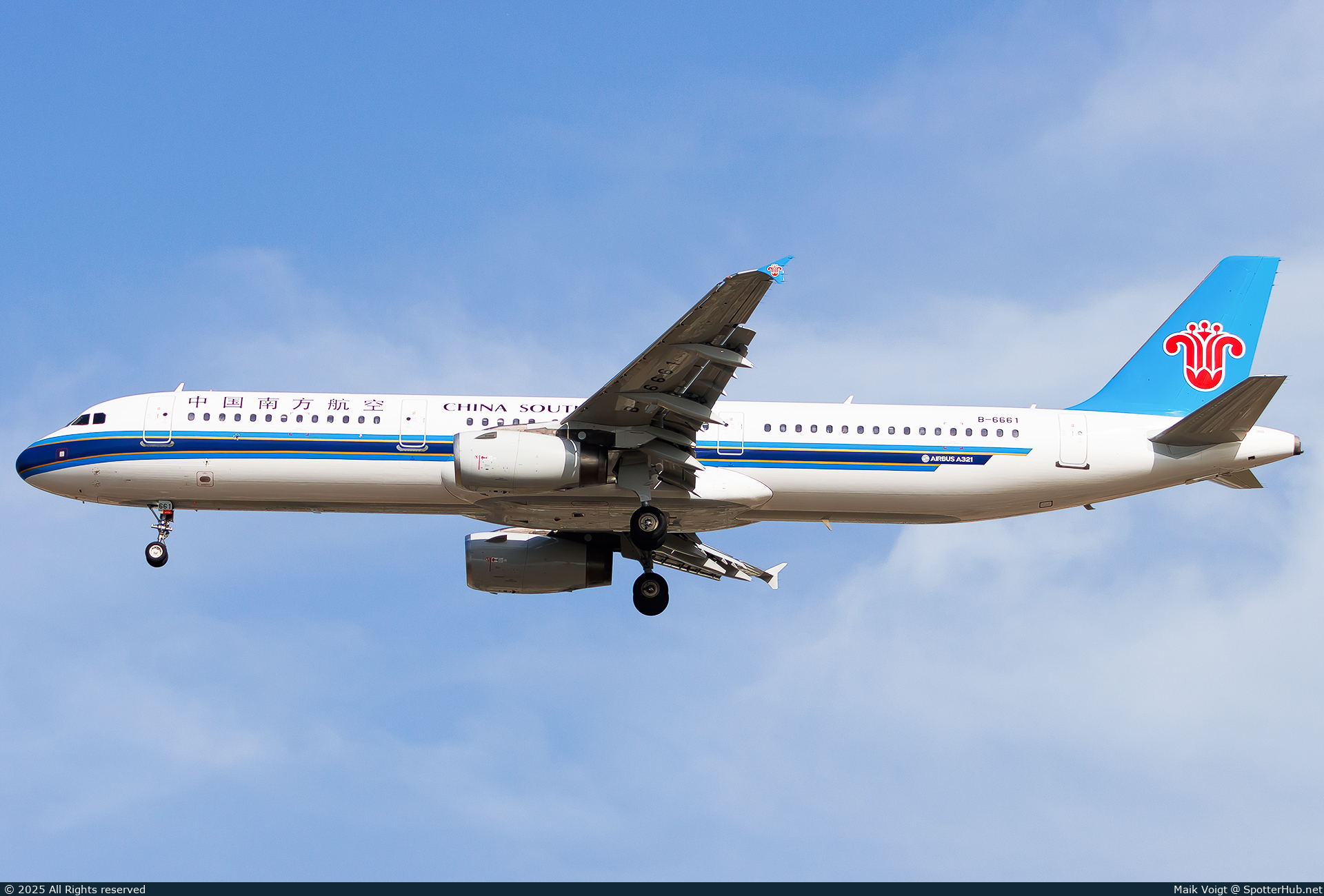 Photo of B-6661 - Airbus A321-231 operated by China Southern Airlines