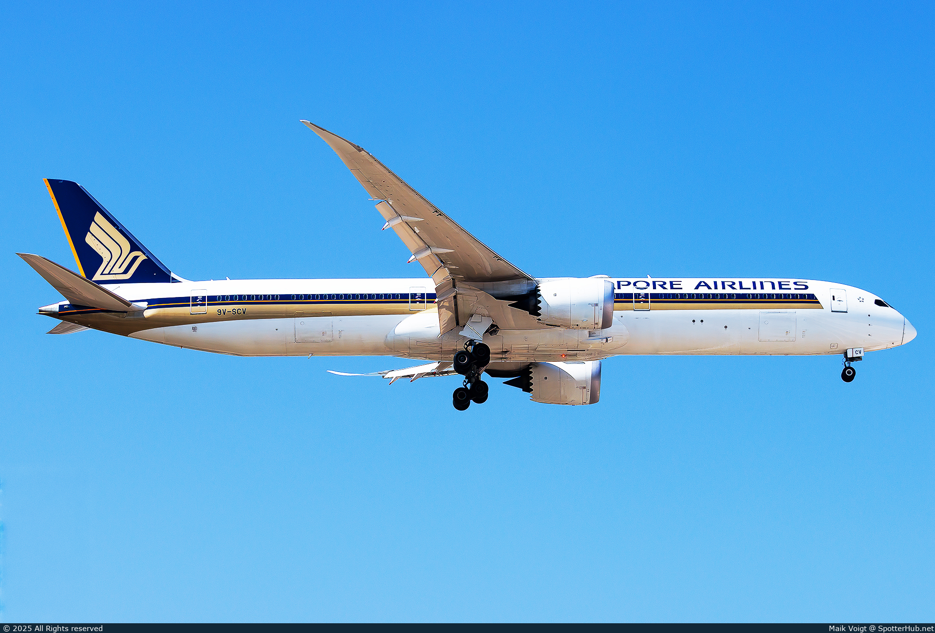 Photo of 9V-SCV - Boeing 787-10 Dreamliner operated by Singapore Airlines