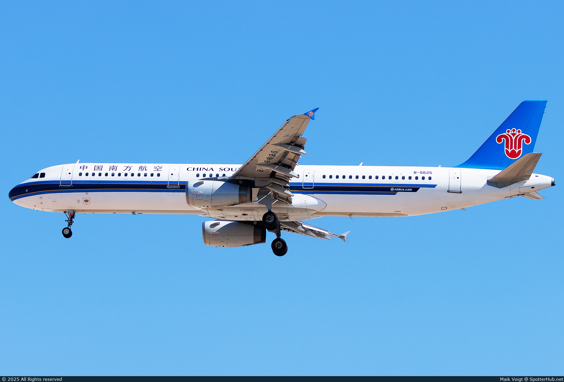 Photo of B-6625 - Airbus A321-231 operated by China Southern Airlines