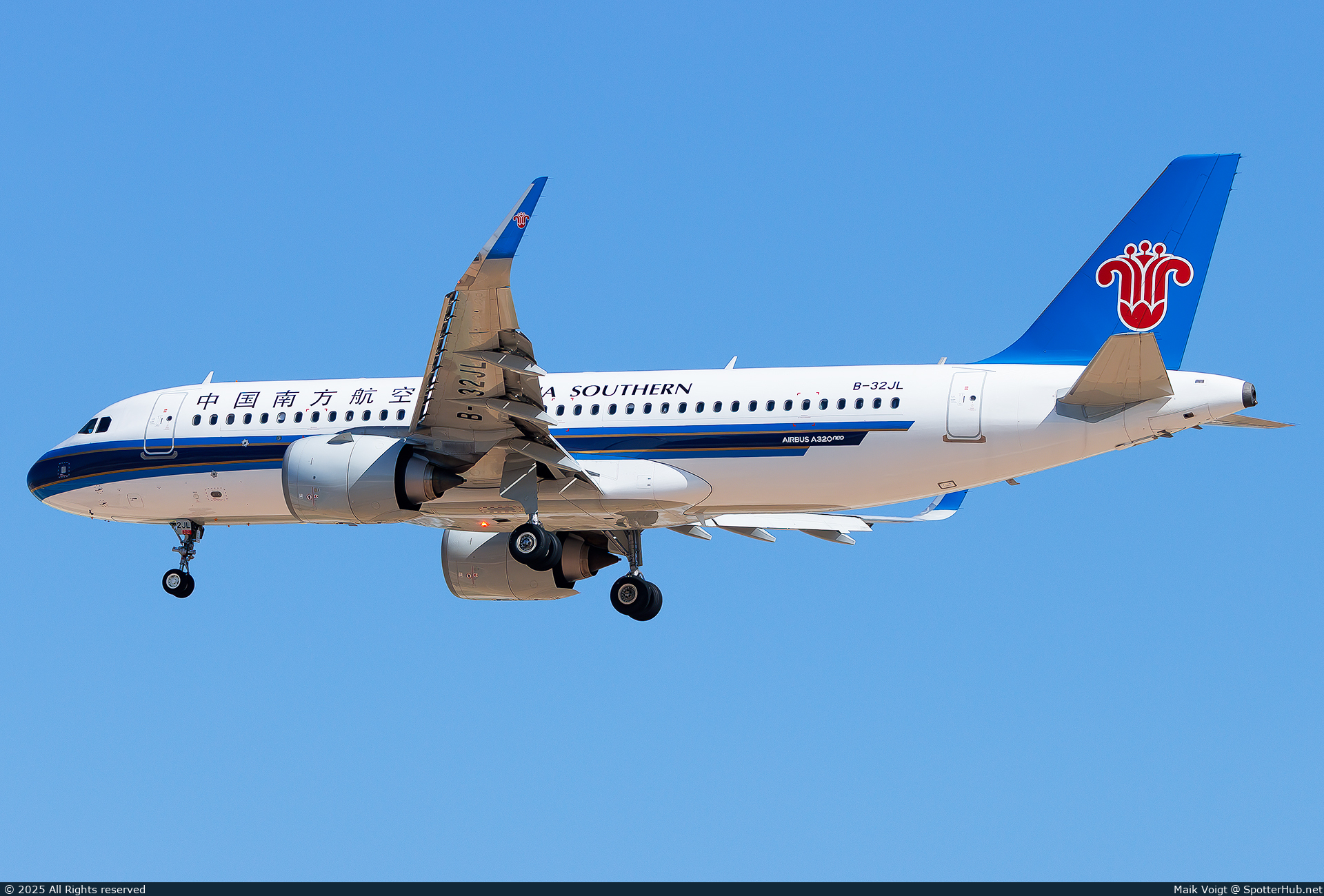 Photo of B-32JL - Airbus A320-251N operated by China Southern Airlines
