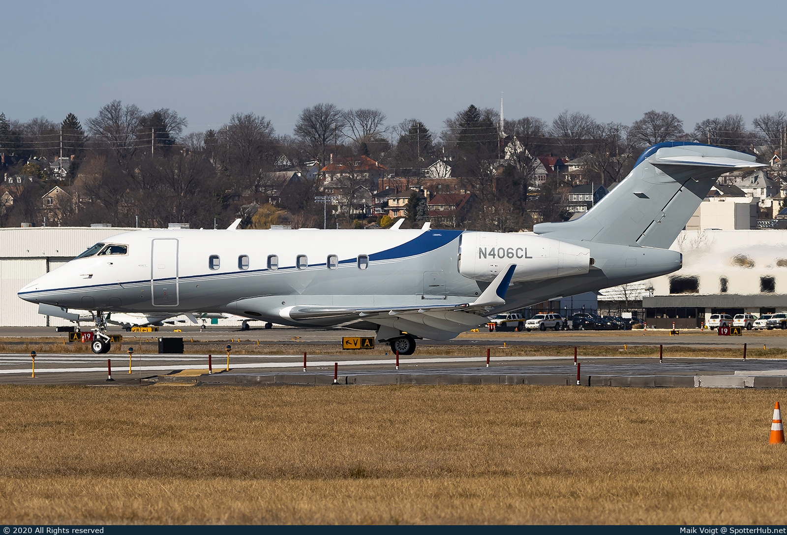 Photo of N406CL - Bombardier Challenger 300 operated by XOJet
