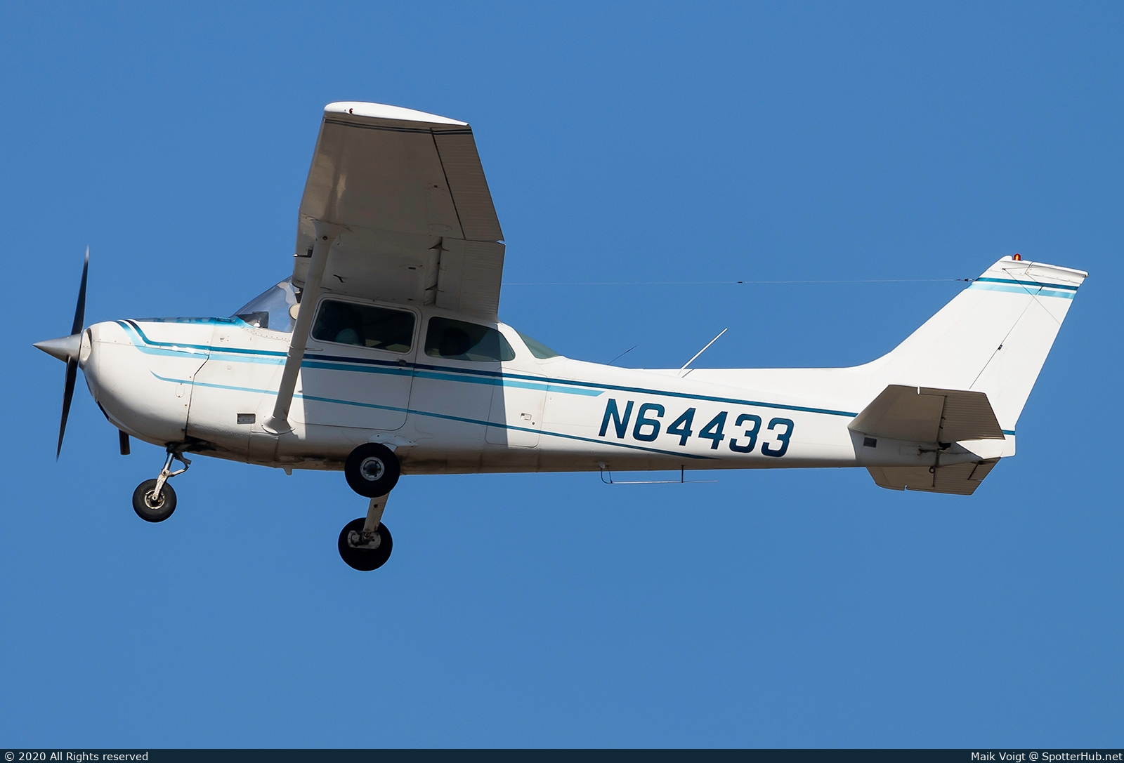 Photo of N64433 - Cessna 172M Skyhawk operated by Private