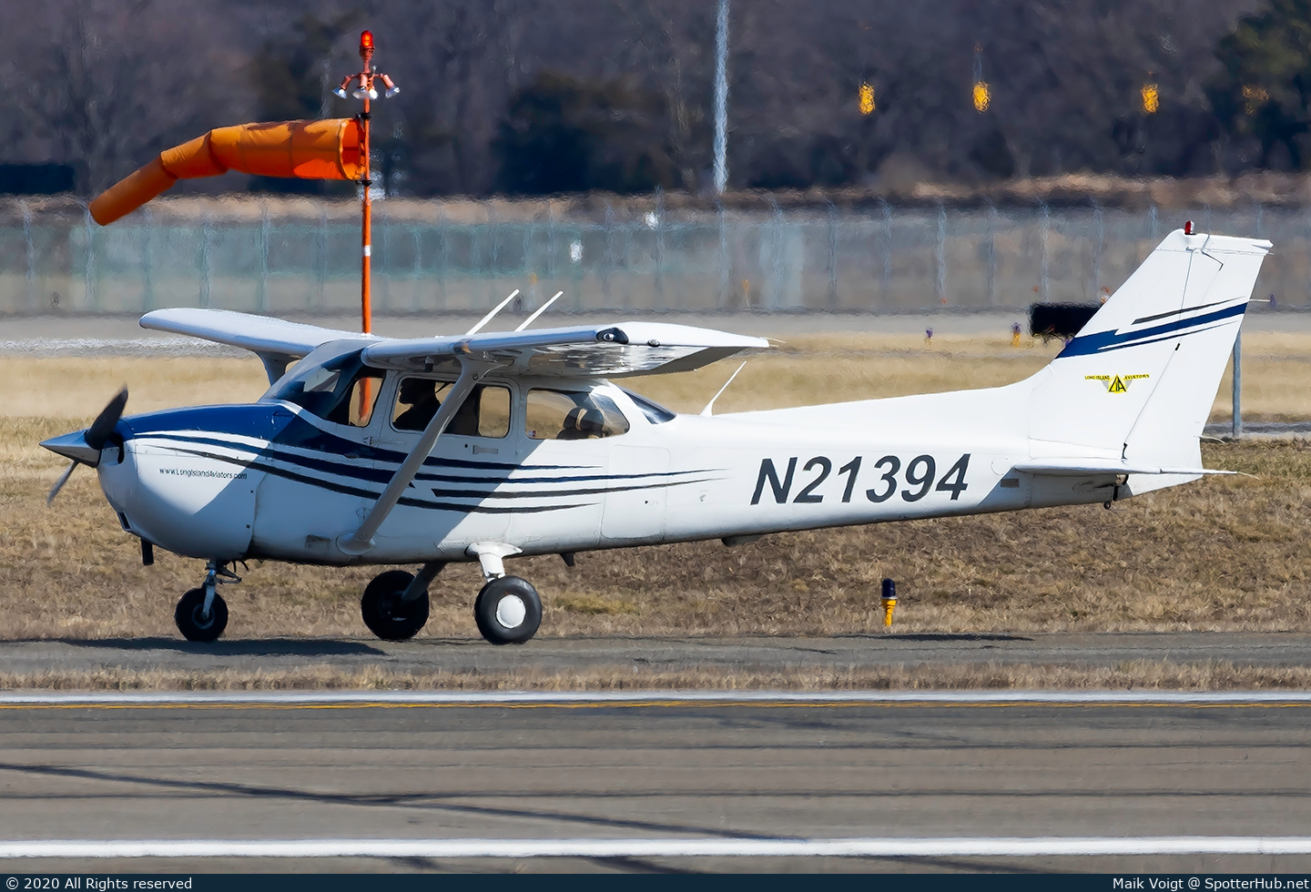 Photo of N21394 - Cessna 172S Skyhawk SP operated by Long Island Aviators
