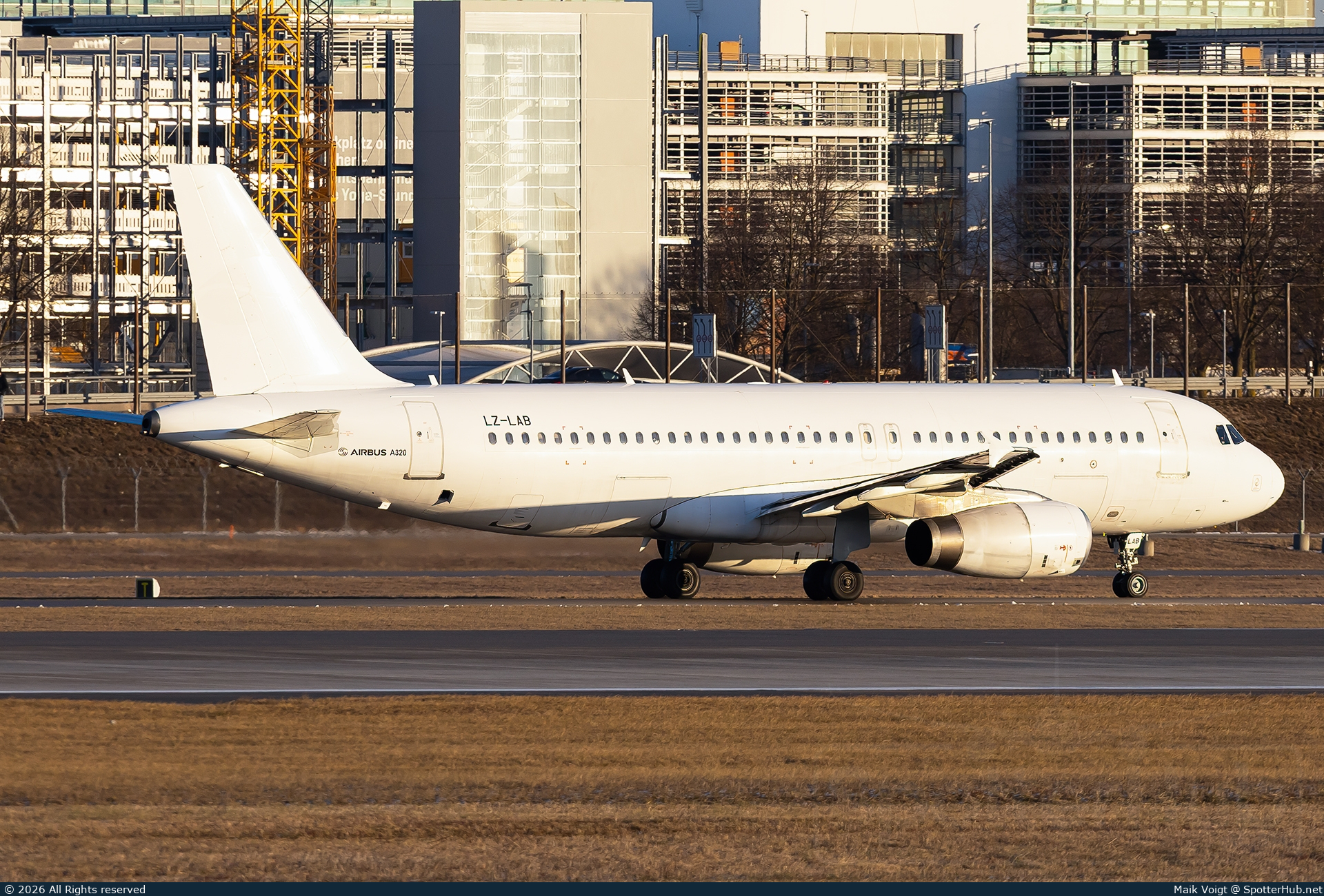 Photo of LZ-LAB - Airbus A320-231 operated by European Air Charter