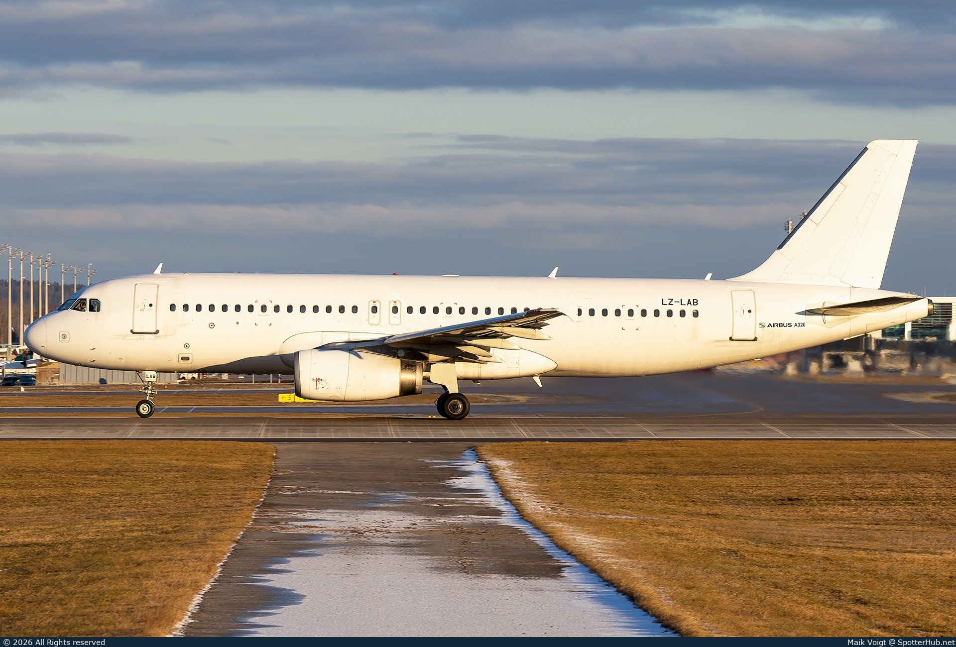 Photo of LZ-LAB - Airbus A320-231 operated by European Air Charter