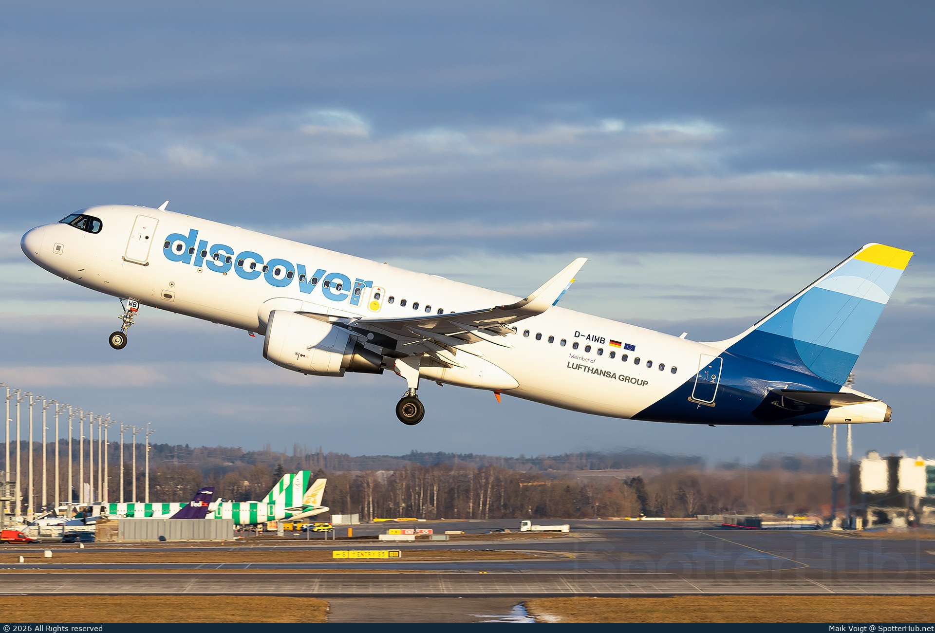 Photo of D-AIWB - Airbus A320-214 operated by Discover Airlines