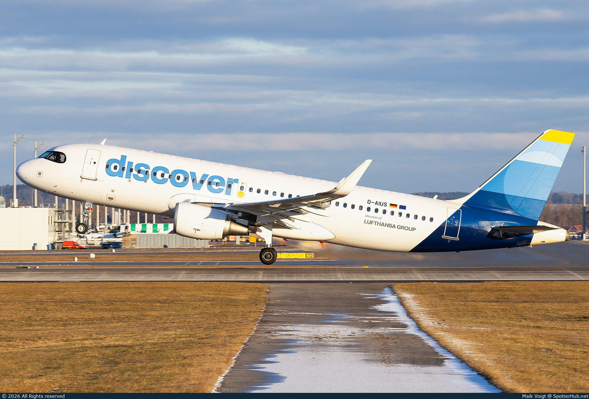 Photo of D-AIUS - Airbus A320-214 operated by Discover Airlines