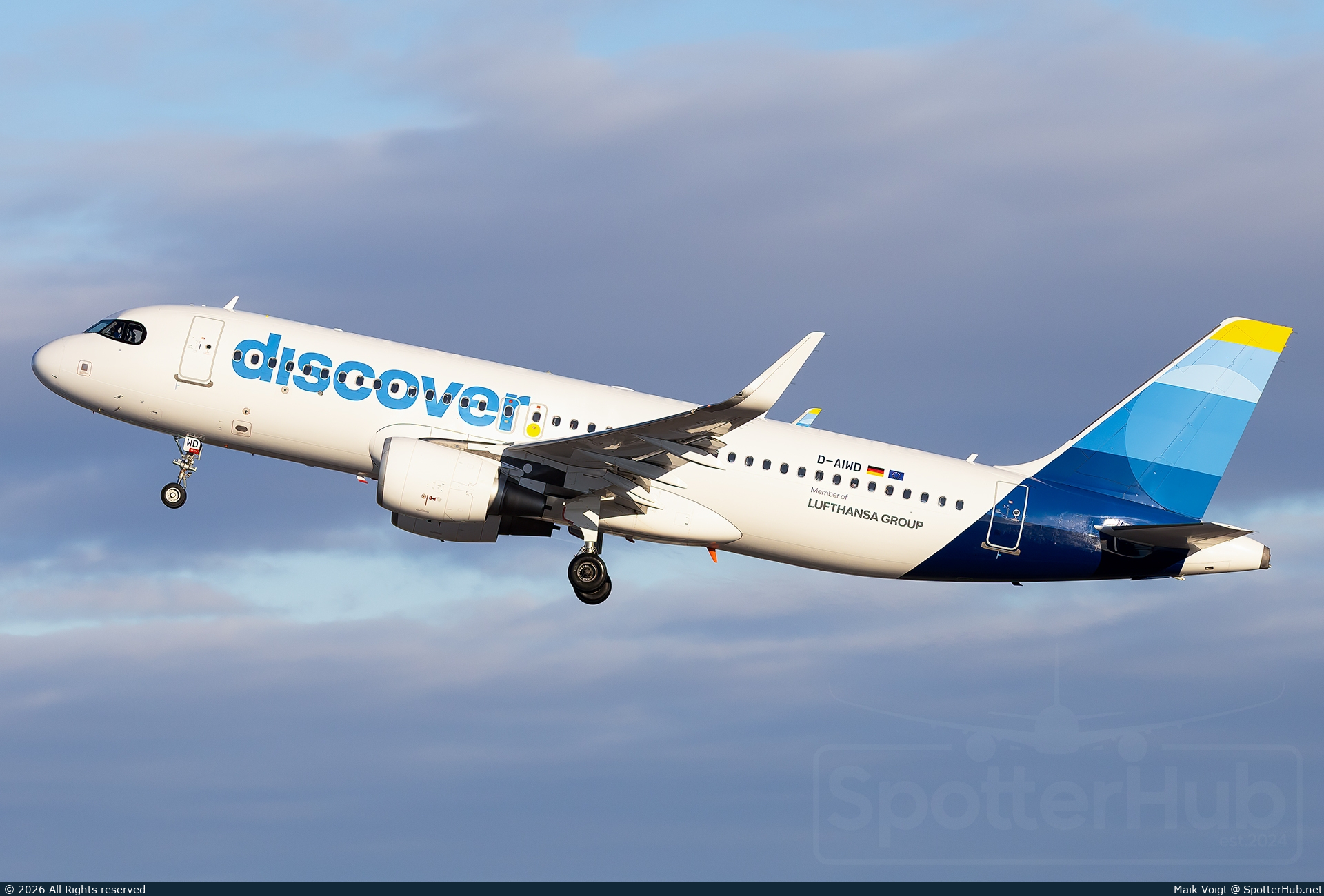 Photo of D-AIWD - Airbus A320-214 operated by Discover Airlines