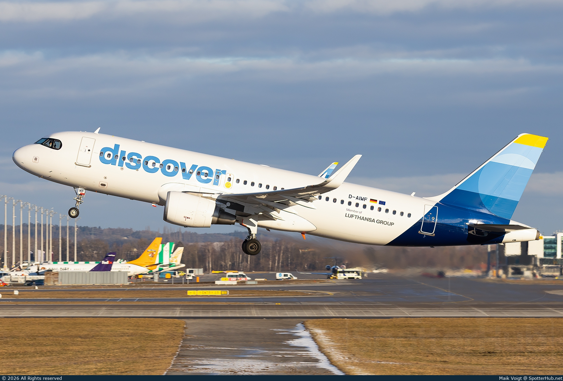 Photo of D-AIWF - Airbus A320-214 operated by Discover Airlines
