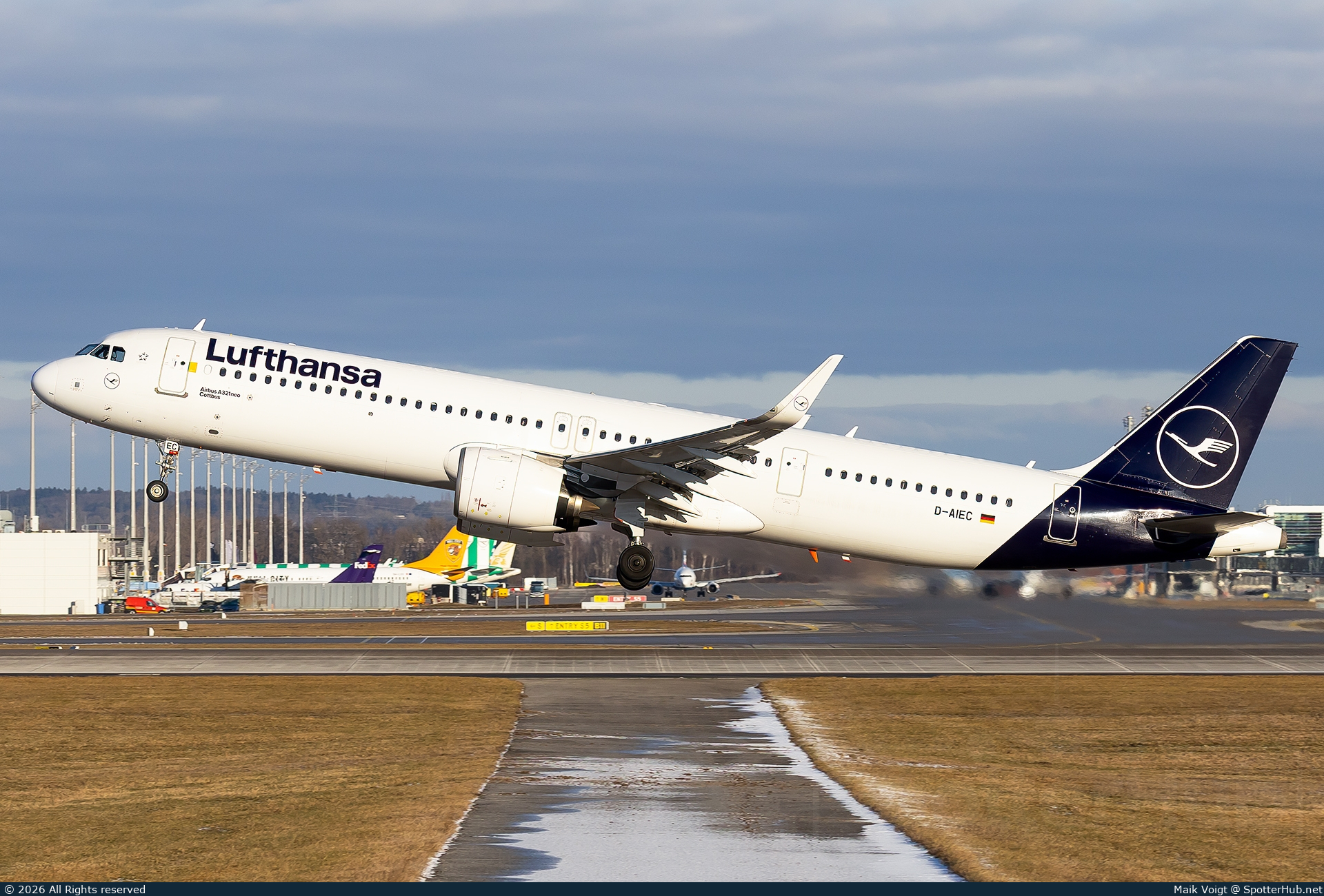 Photo of D-AIEC - Airbus A321-271NX operated by Lufthansa