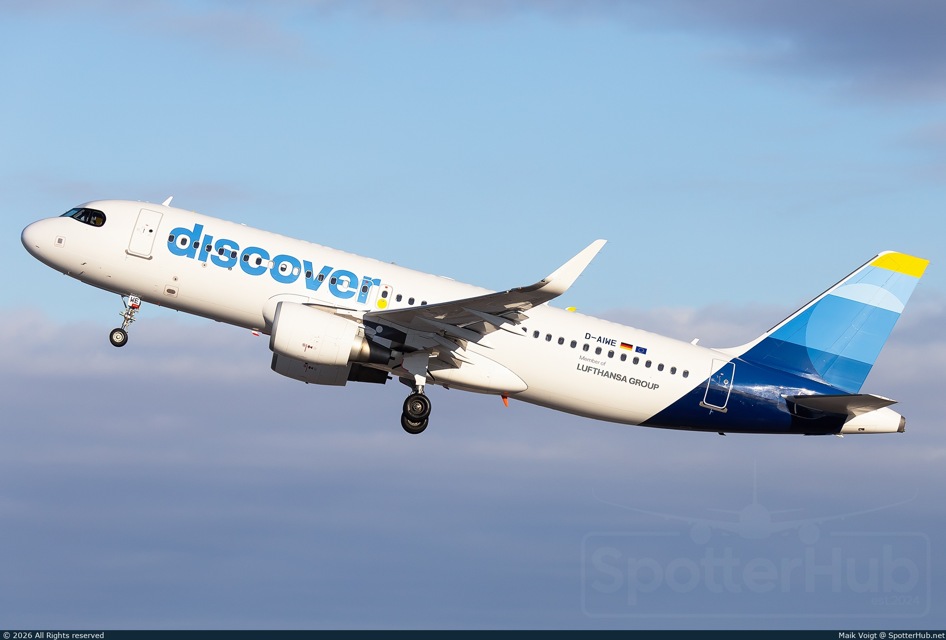 Photo of D-AIWE - Airbus A320-214 operated by Discover Airlines