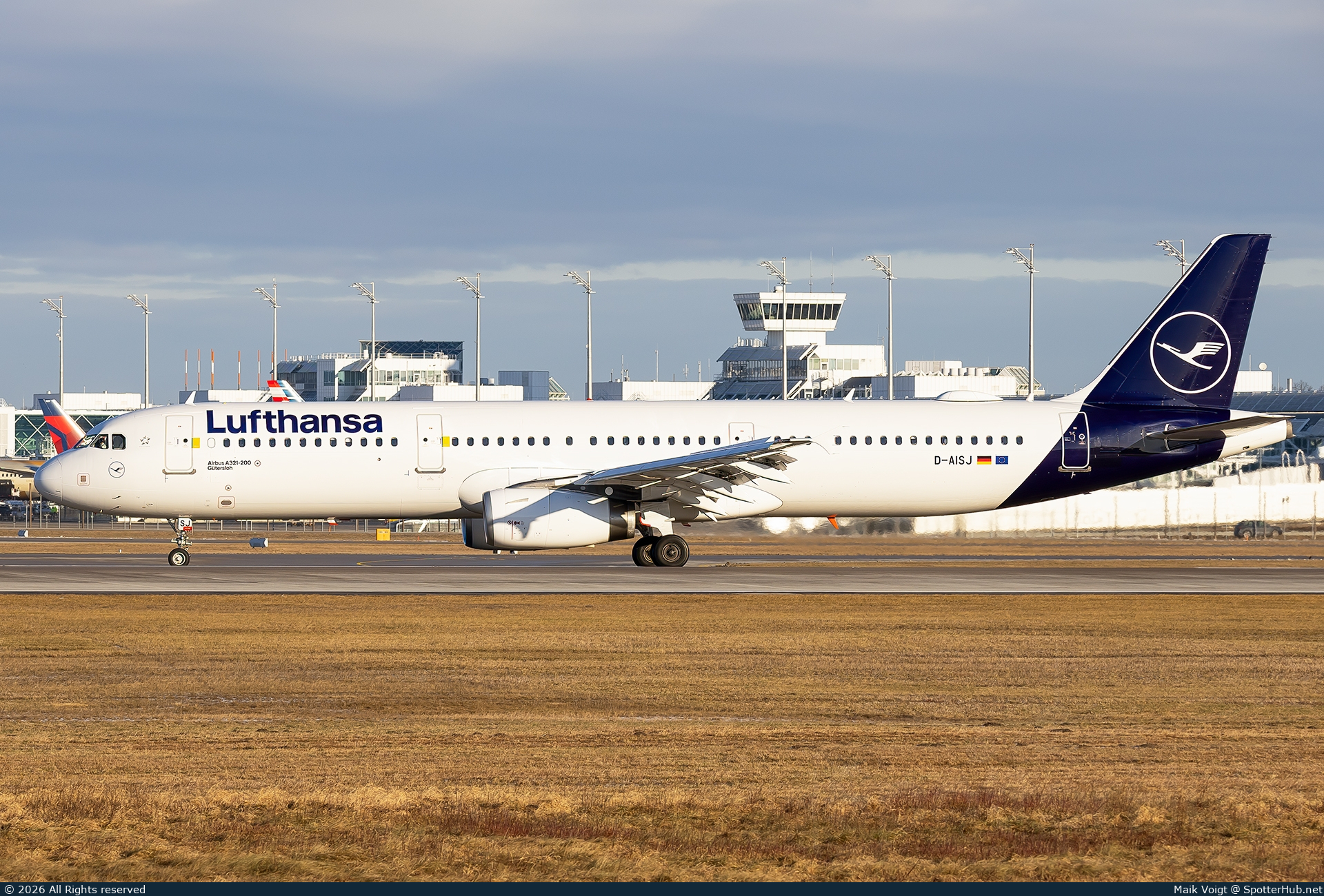 Photo of D-AISJ - Airbus A321-231 operated by Lufthansa