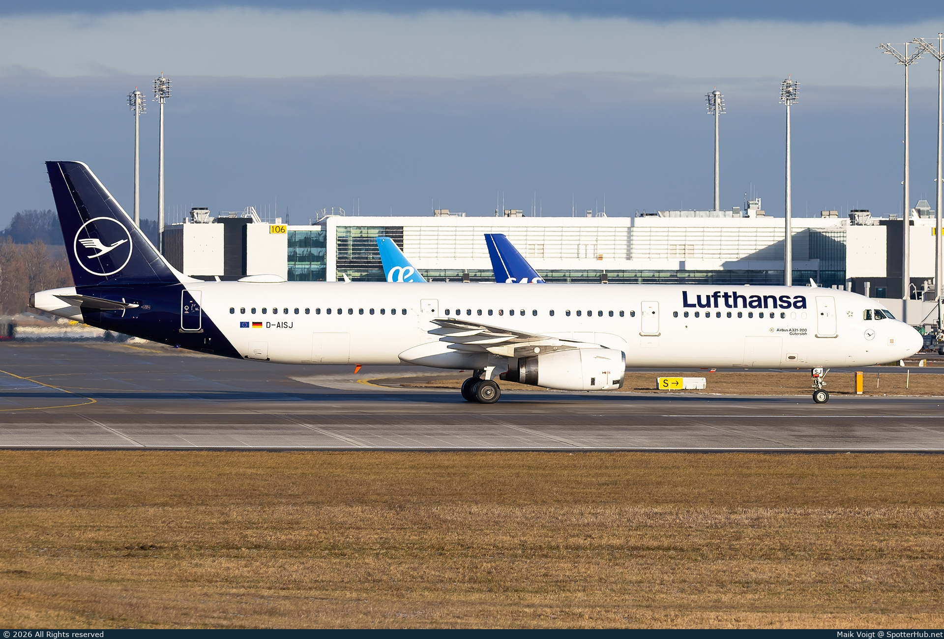Photo of D-AISJ - Airbus A321-231 operated by Lufthansa
