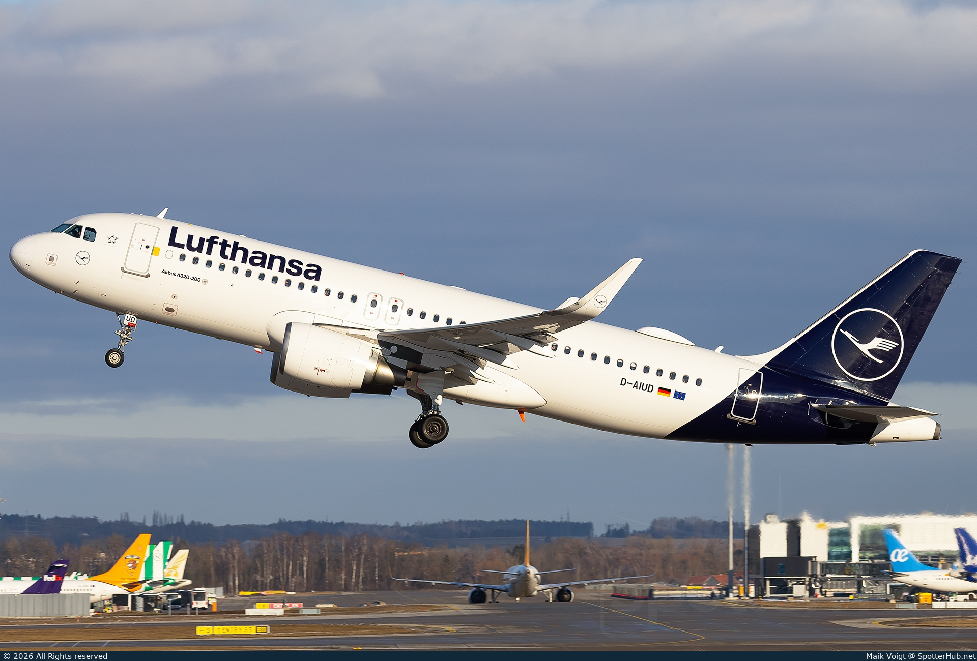 Photo of D-AIUD - Airbus A320-214 operated by Lufthansa