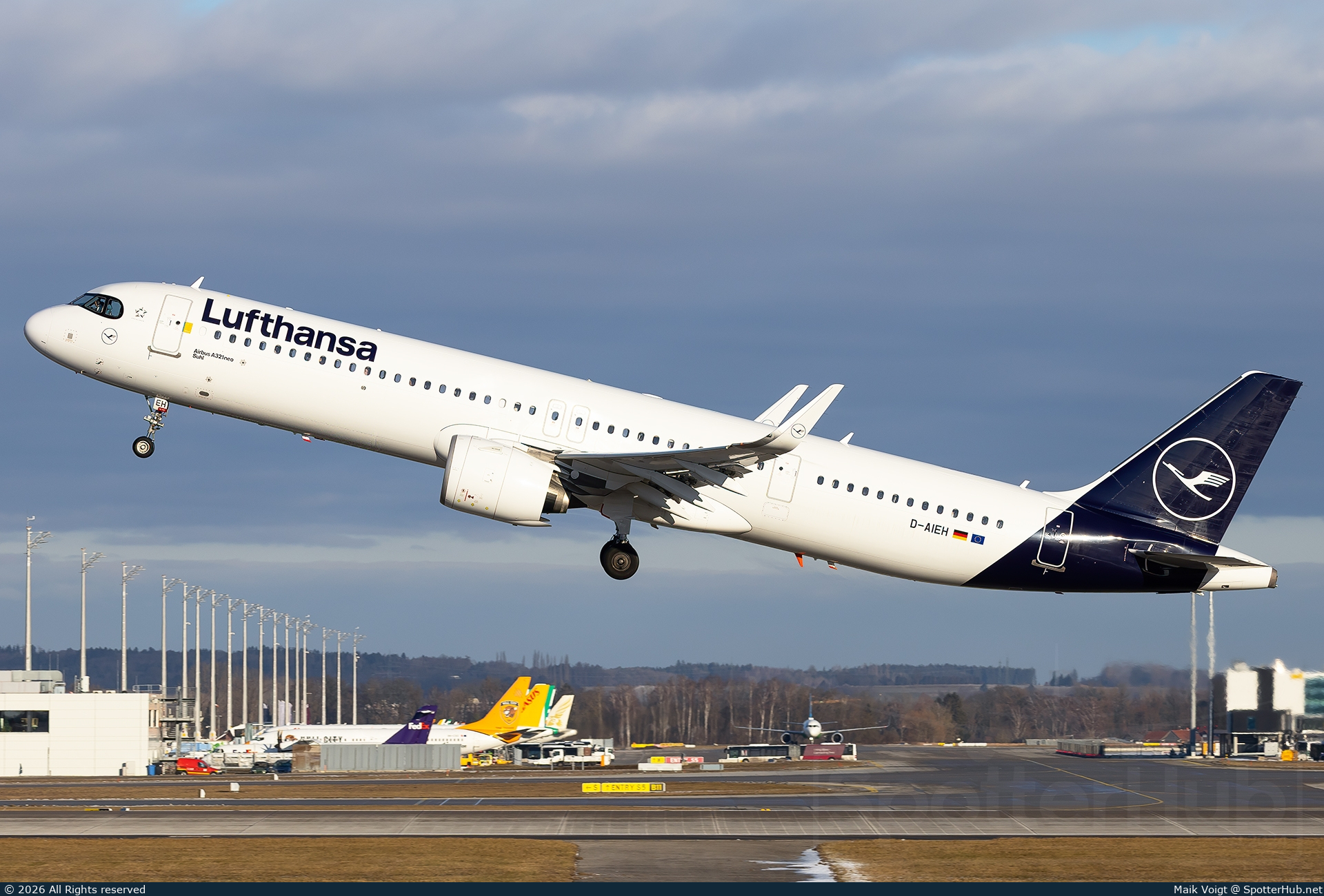 Photo of D-AIEH - Airbus A321-271NX operated by Lufthansa