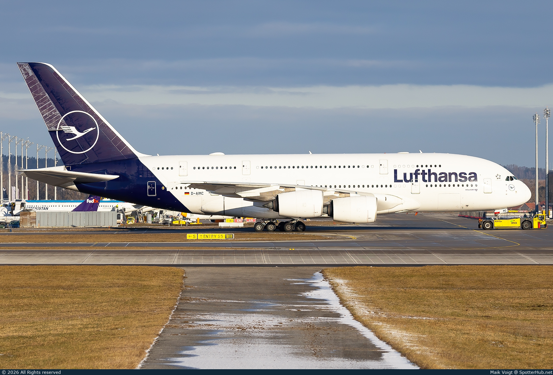 Photo of D-AIMC - Airbus A380-841 operated by Lufthansa