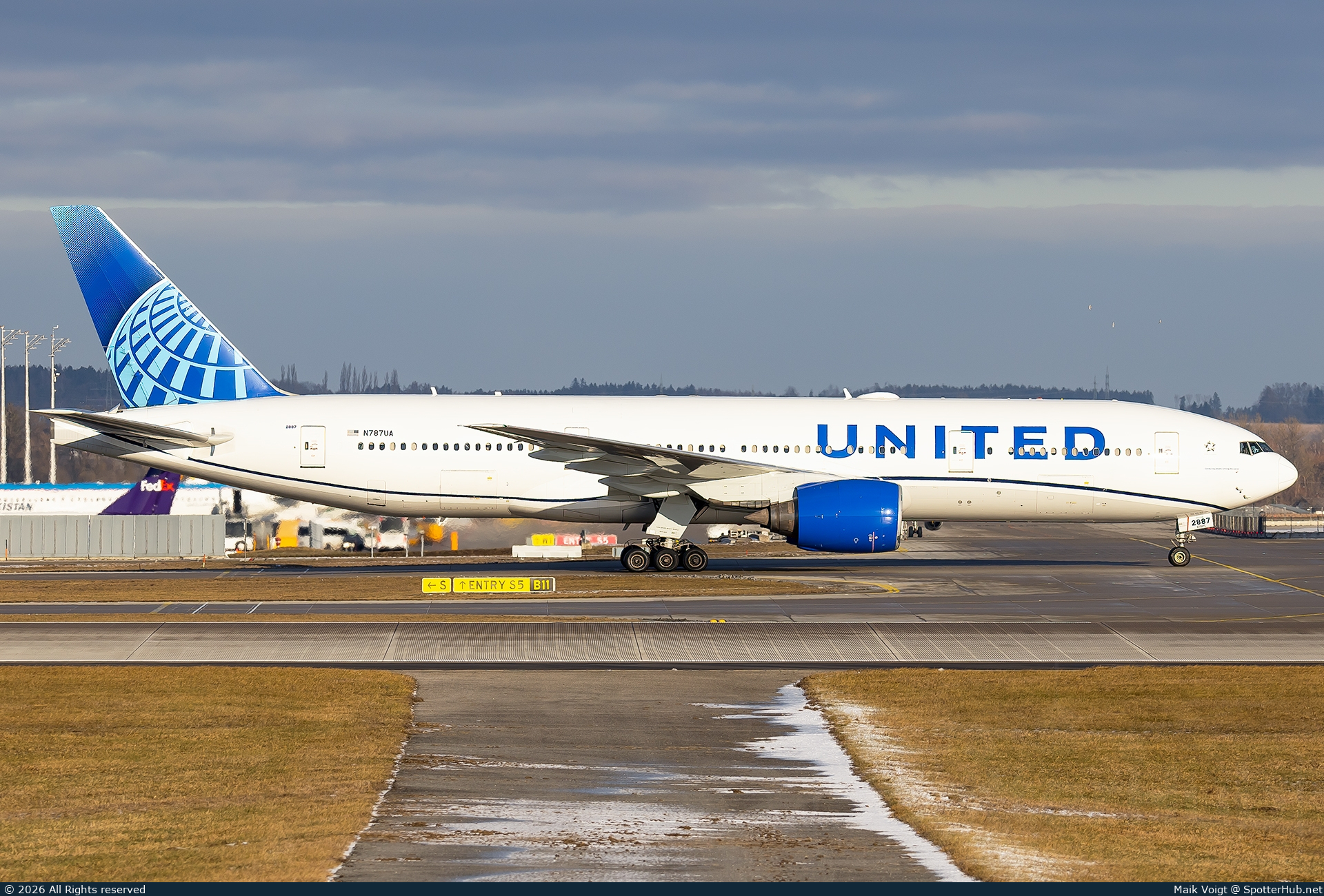 Photo of N787UA - Boeing 777-222(ER) operated by United Airlines