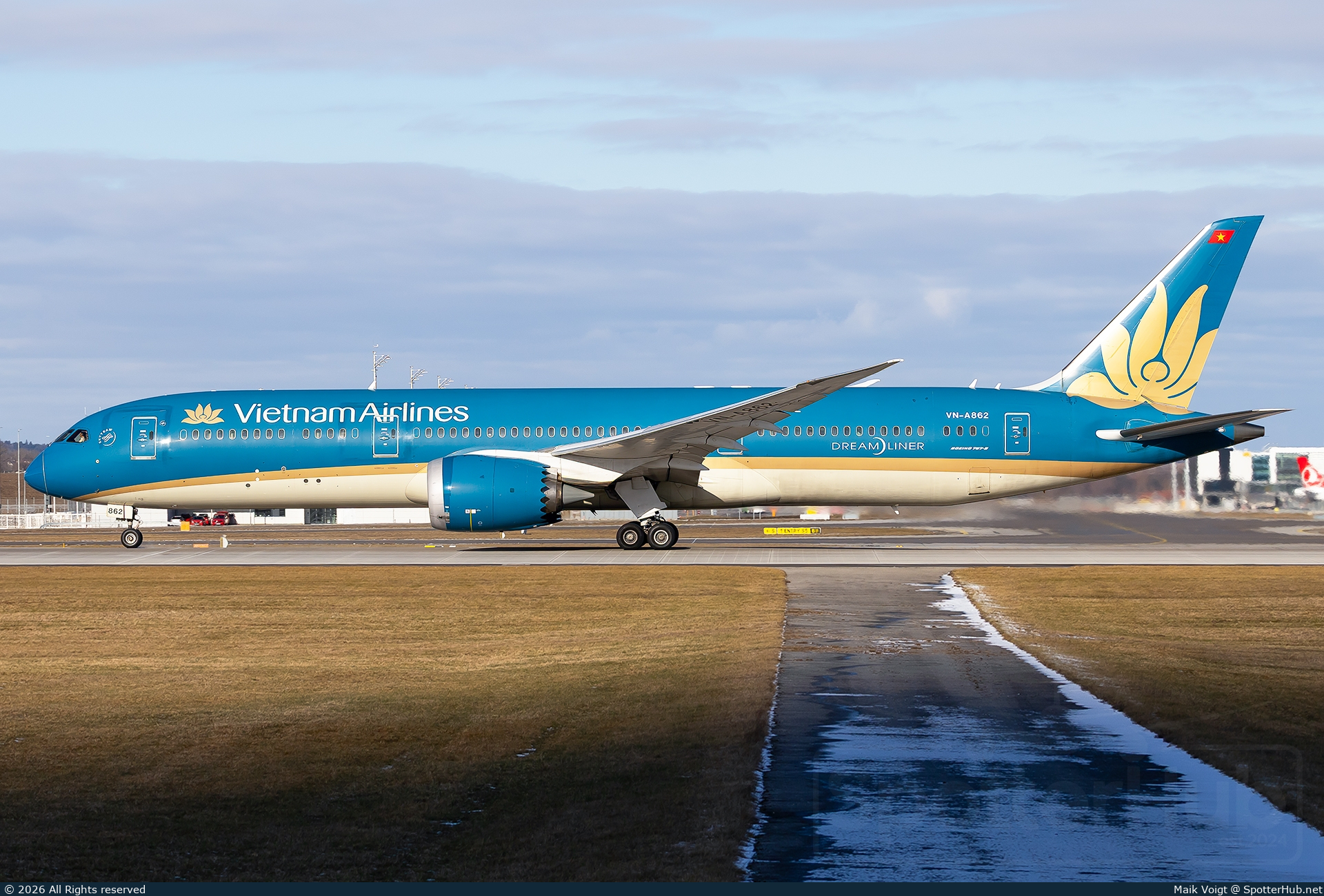 Photo of VN-A862 - Boeing 787-9 Dreamliner operated by Vietnam Airlines