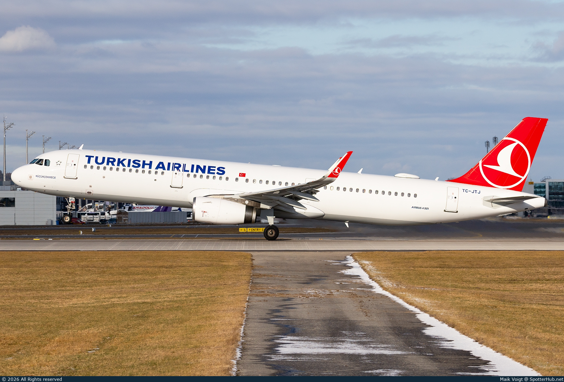 Photo of TC-JTJ - Airbus A321-231 operated by Turkish Airlines
