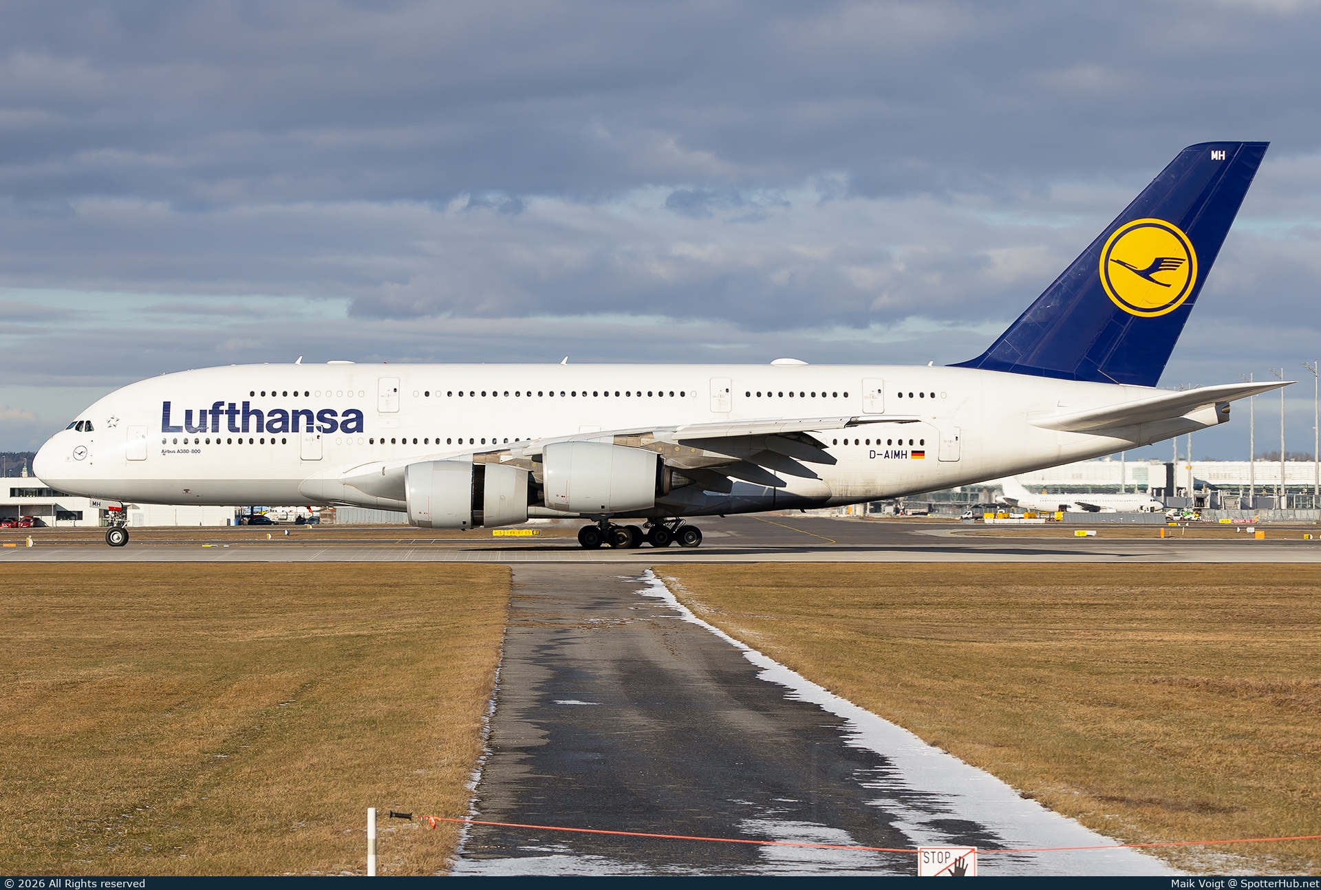 Photo of D-AIMH - Airbus A380-841 operated by Lufthansa