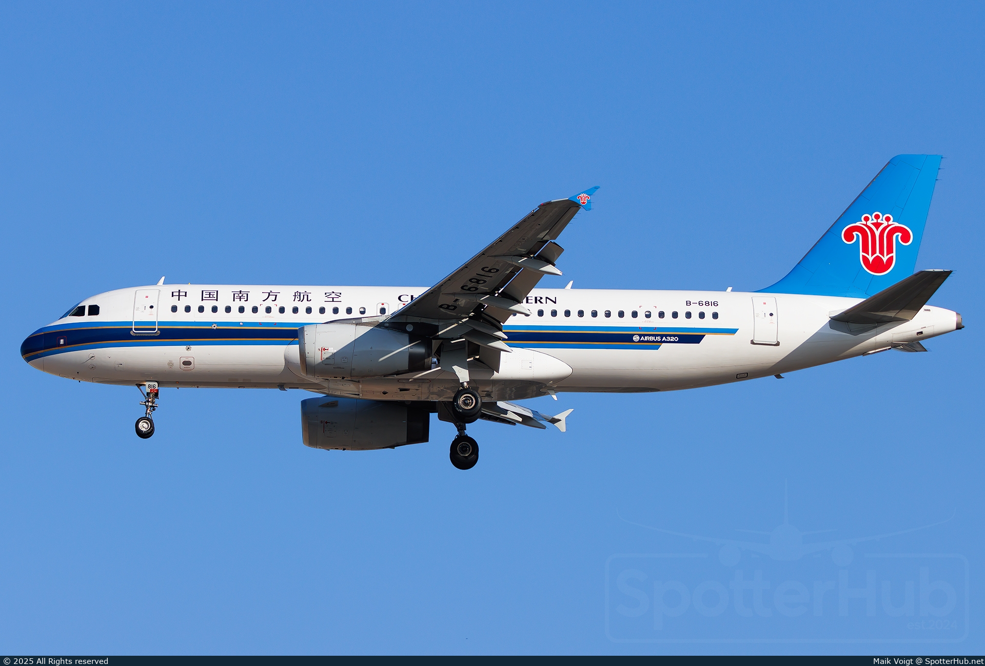 Photo of B-6816 - Airbus A320-232 operated by China Southern Airlines