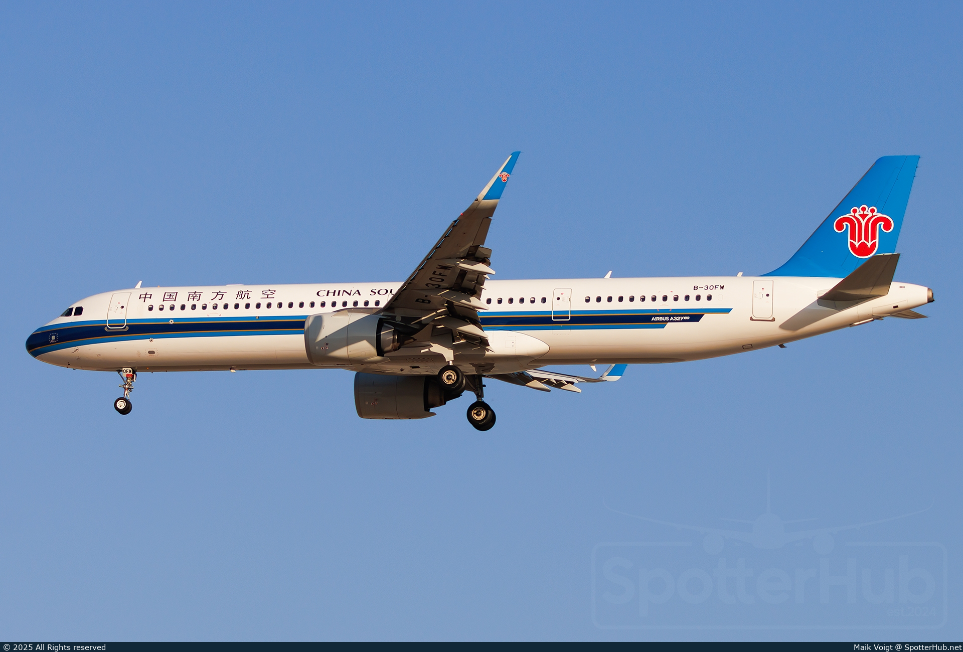 Photo of B-30FW - Airbus A321-253NX operated by China Southern Airlines