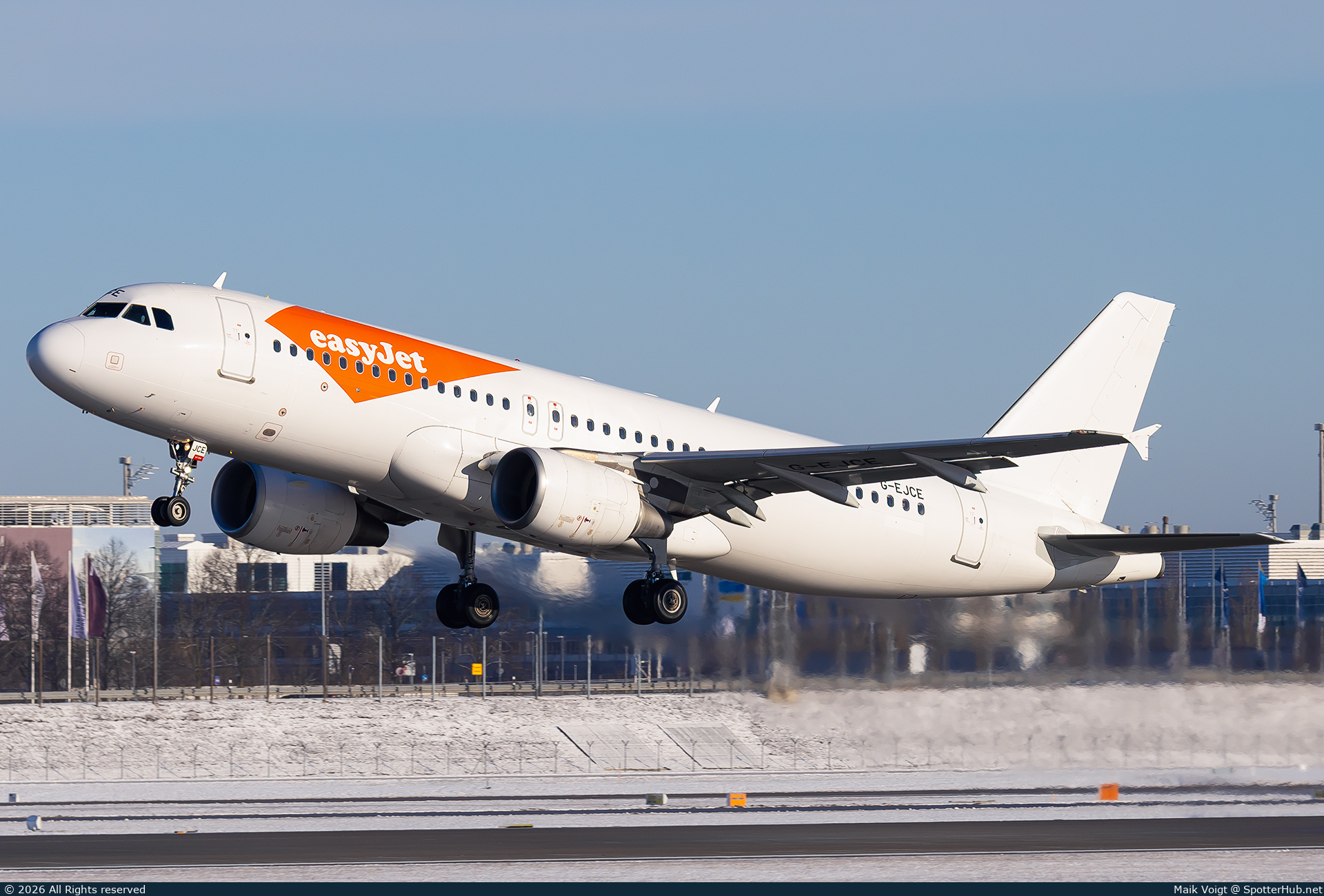 Photo of G-EJCE - Airbus A320-214 operated by easyJet