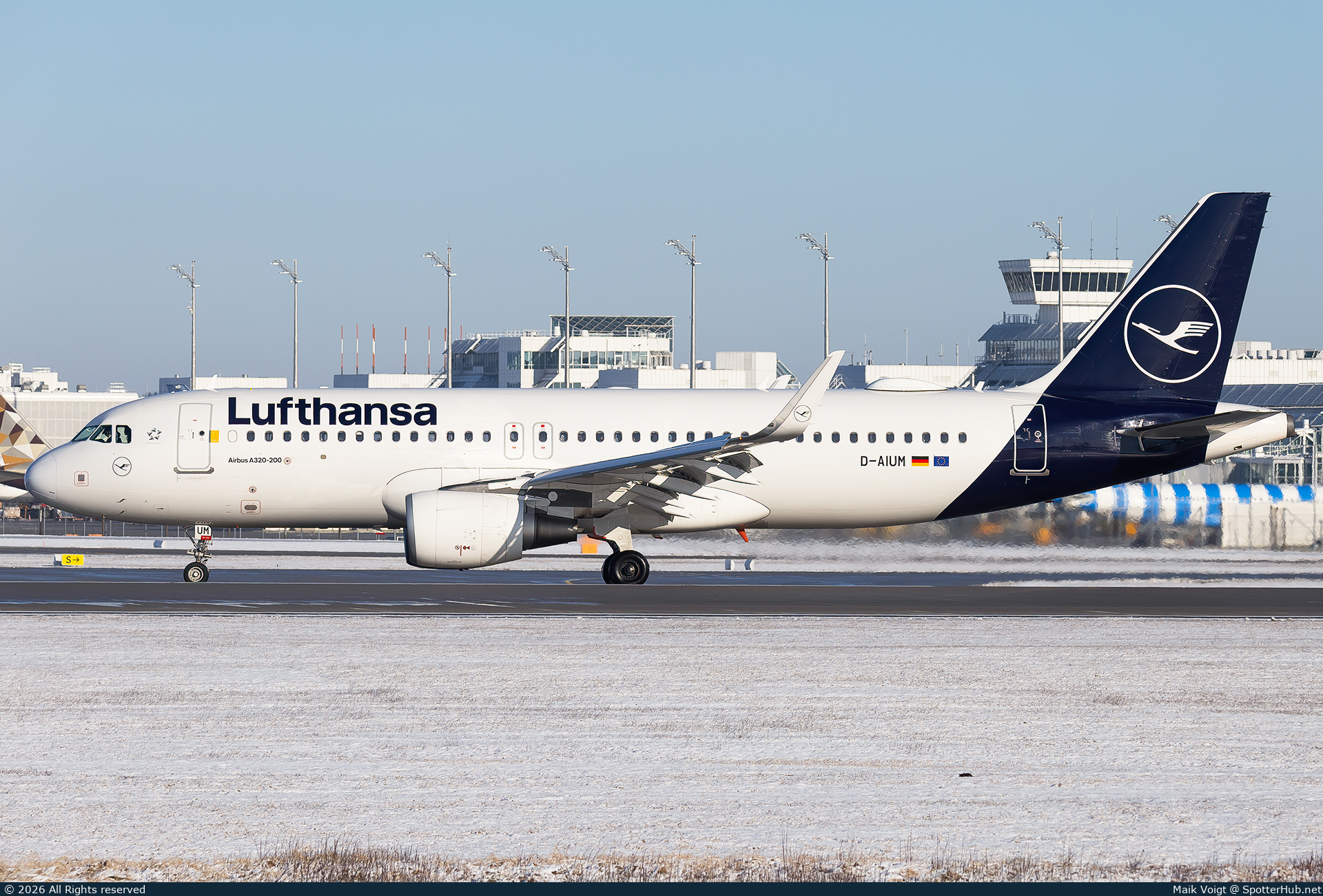 Photo of D-AIUM - Airbus A320-214 operated by Lufthansa