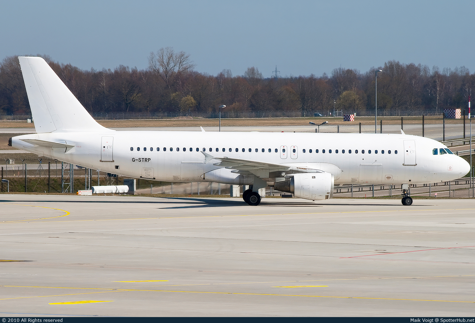 Photo of G-STRP - Airbus A320-211 operated by Astraeus Airlines