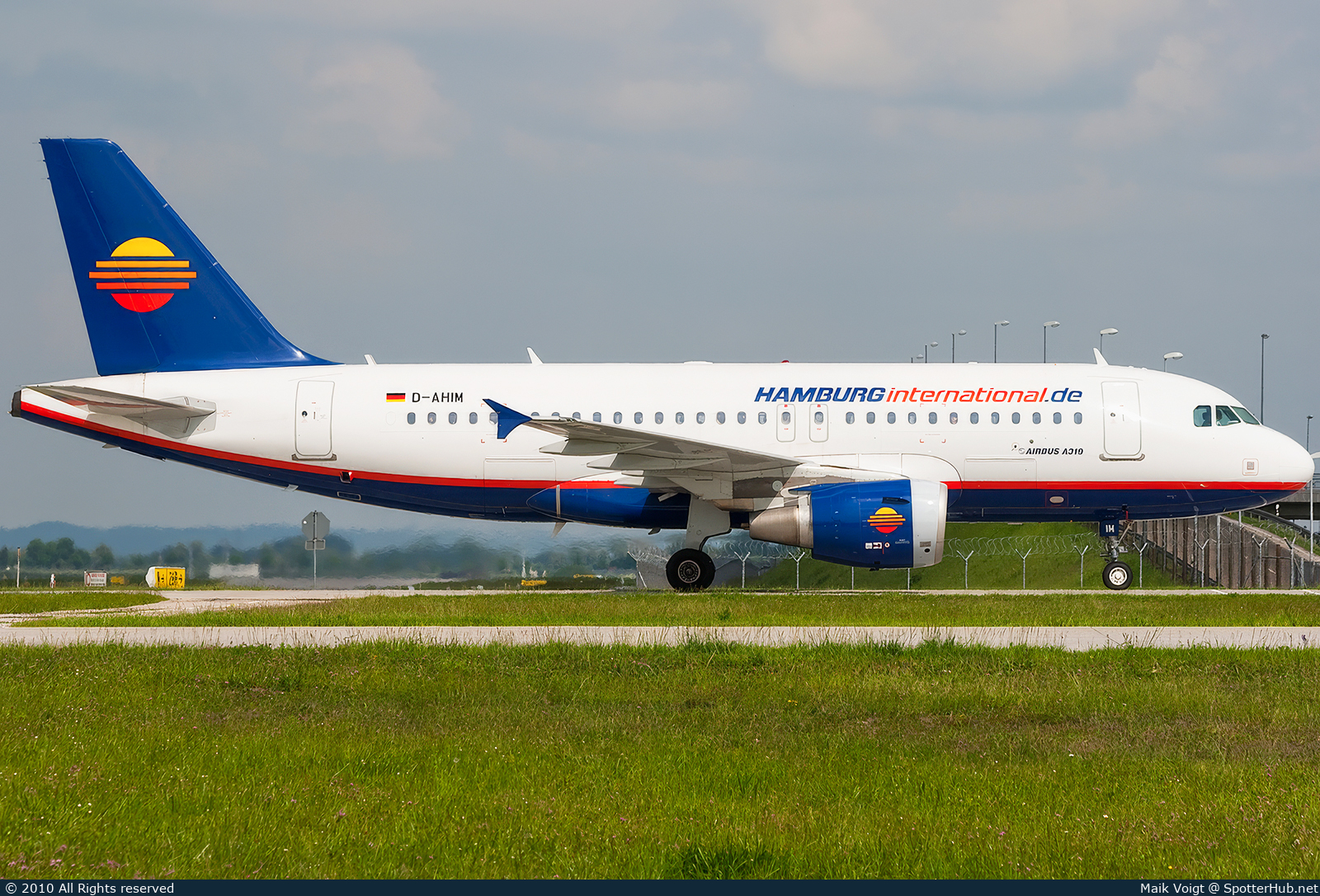Photo of D-AHIM - Airbus A319-112 operated by Hamburg International