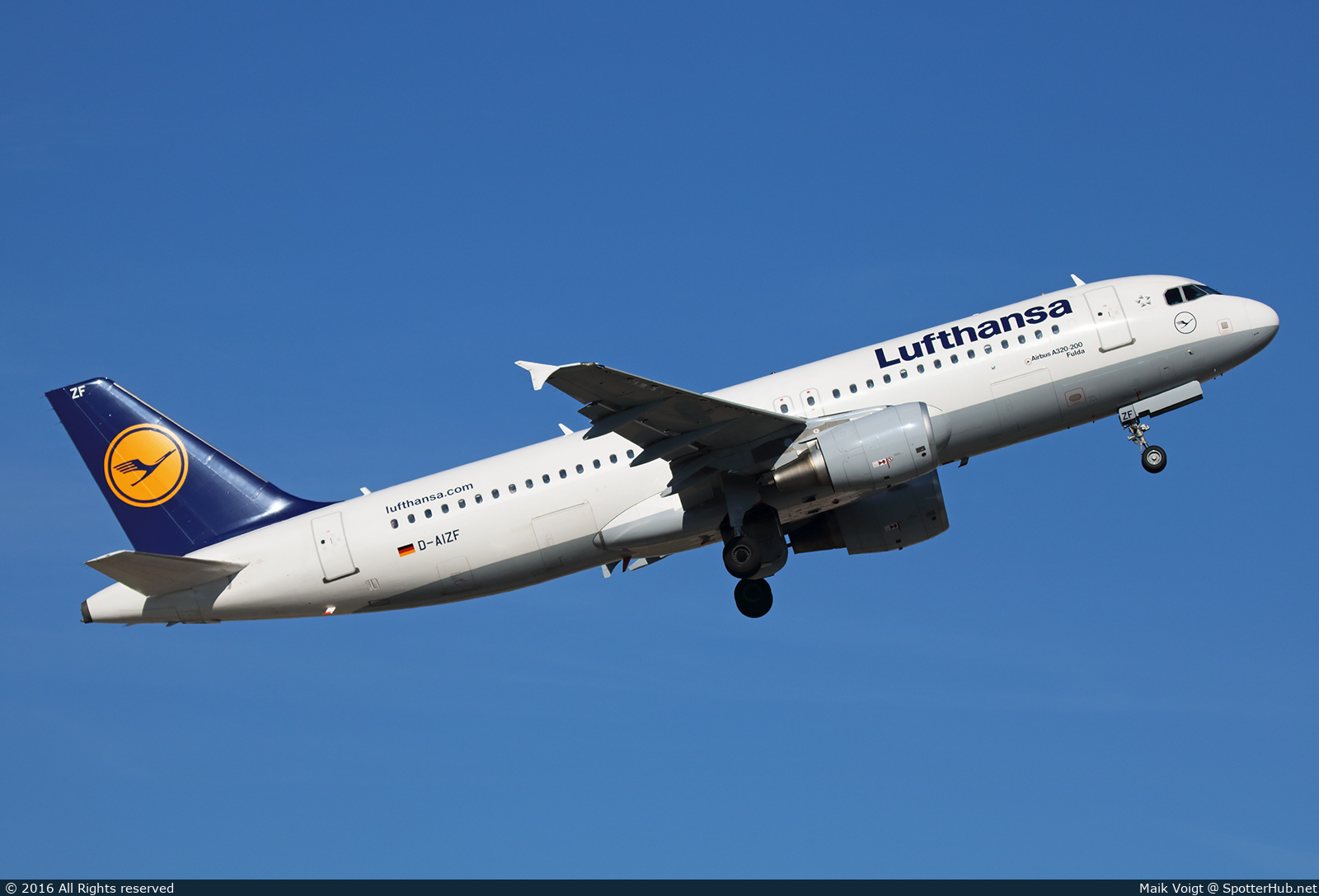 Photo of D-AIZF - Airbus A320-214 operated by Lufthansa