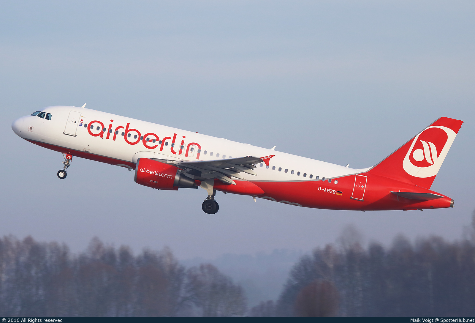 Photo of D-ABZB - Airbus A320-216 operated by Air Berlin