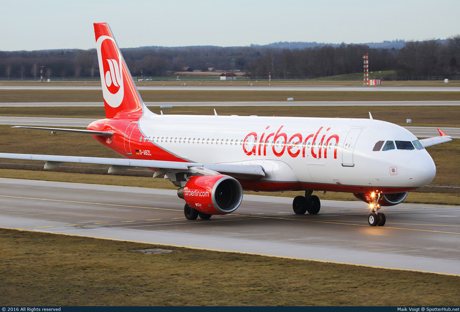 Photo of D-ABZL - Airbus A320-216 operated by Air Berlin