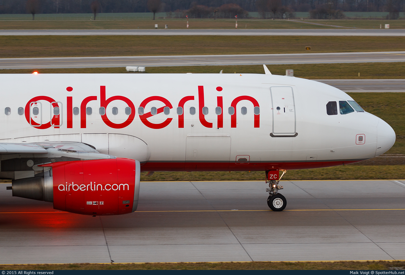 Photo of D-ABZC - Airbus A320-216 operated by Air Berlin